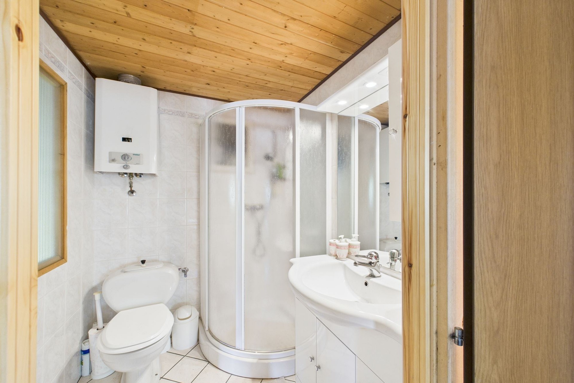 Kleines Badezimmer mit Dusche und WC