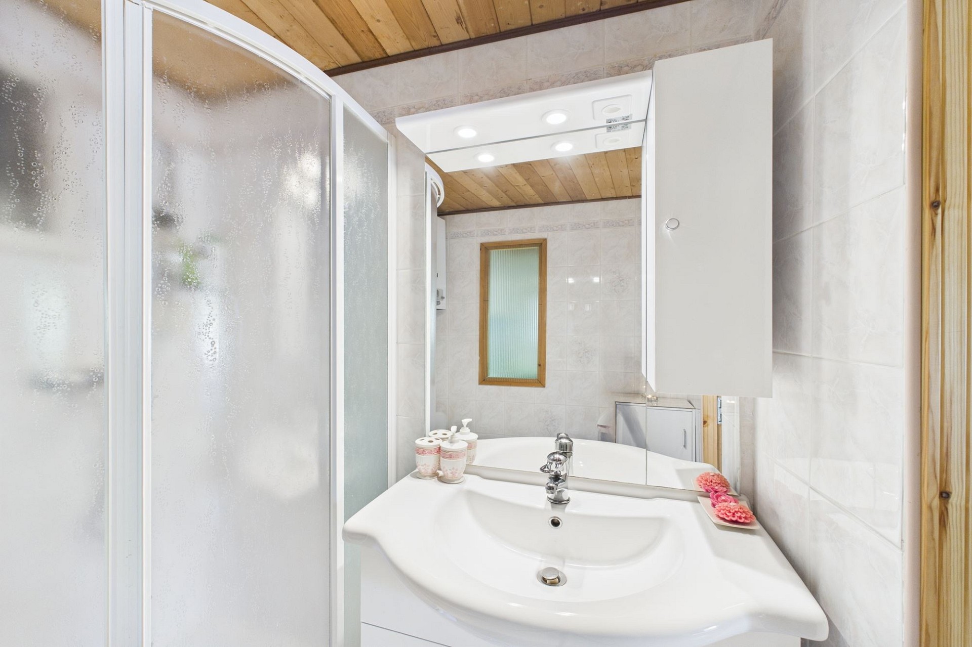 Kleines Badezimmer mit Dusche und Waschbecken