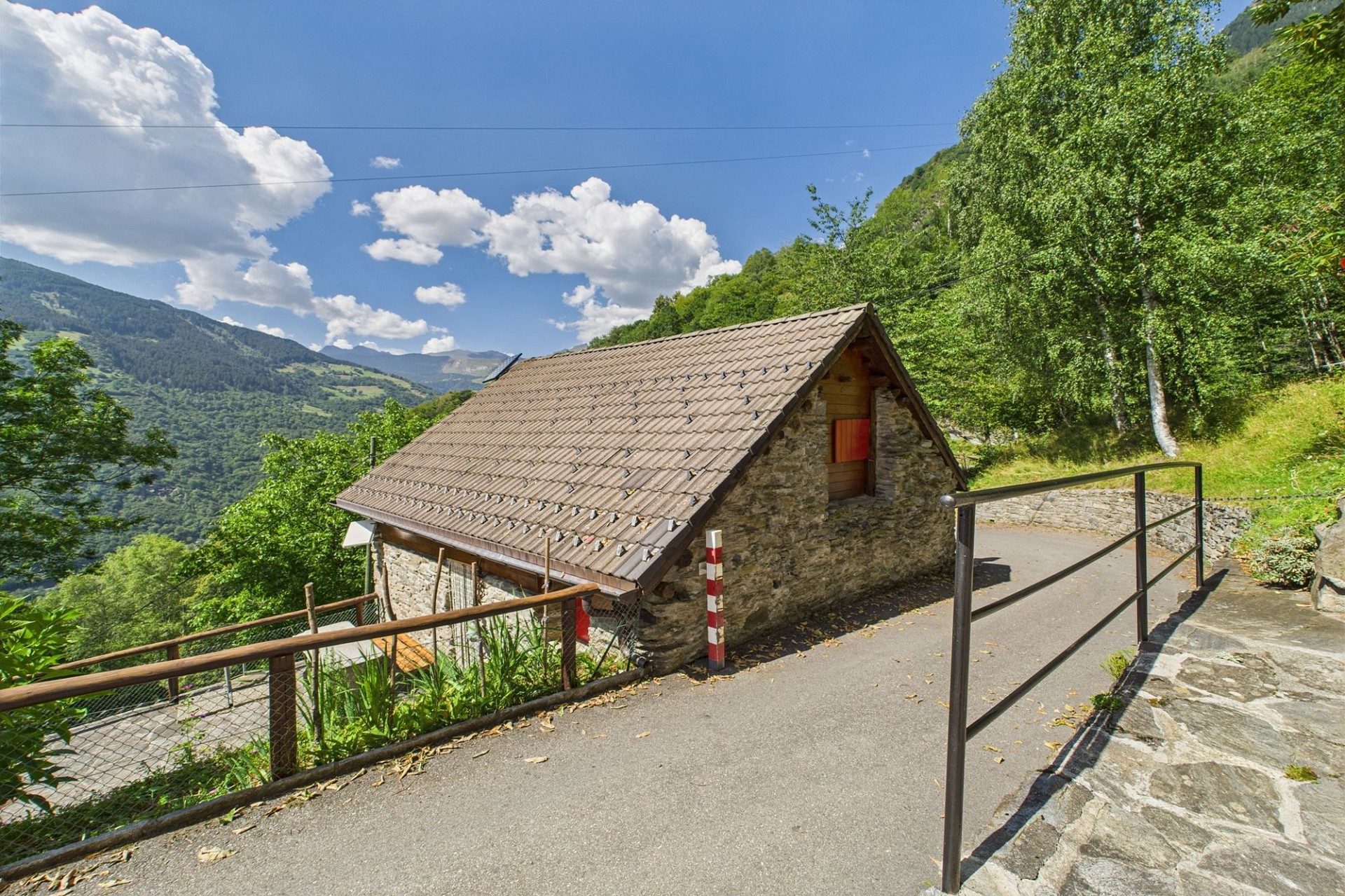 Alpine Hütte mit Bergblick