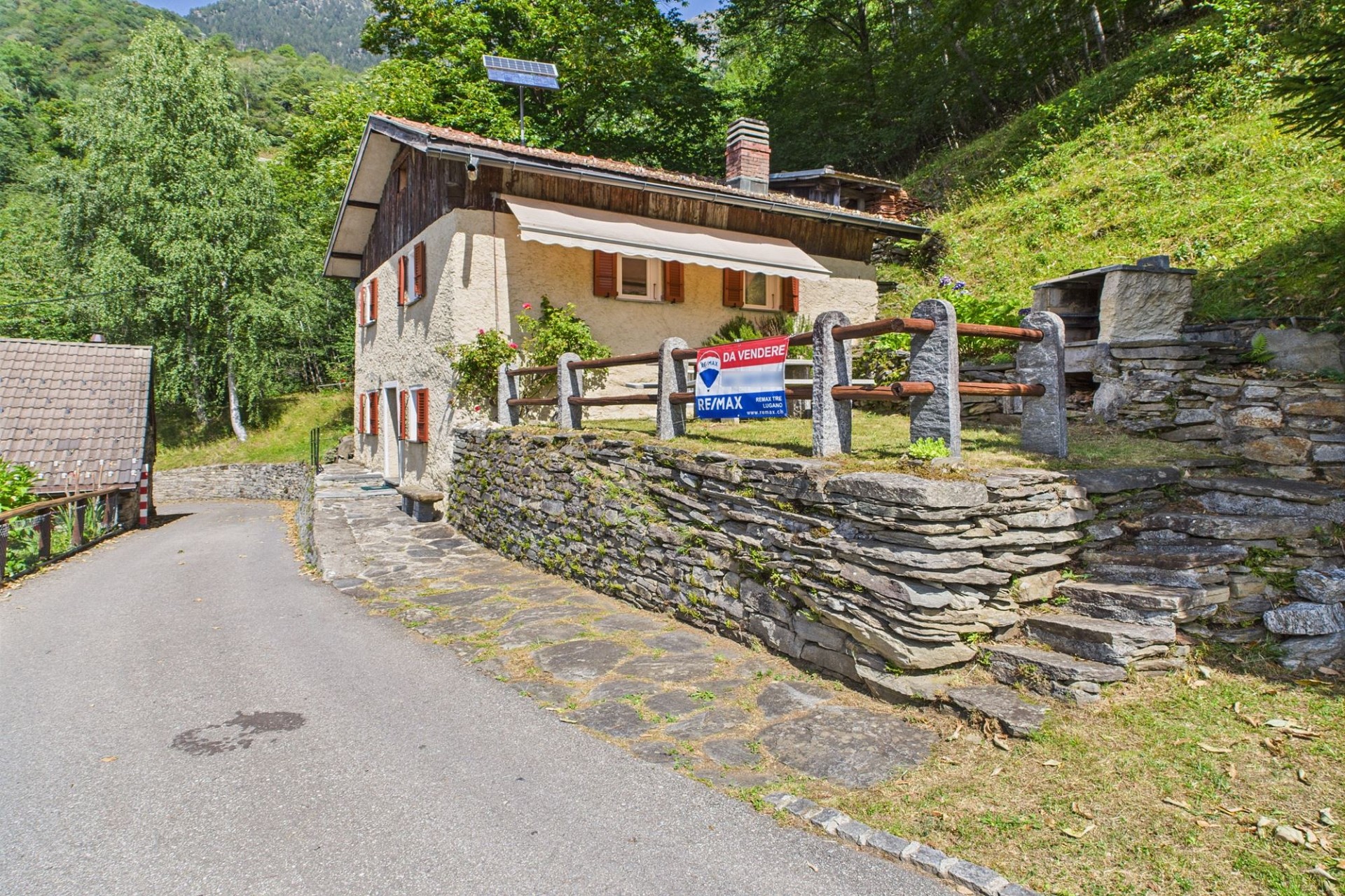 Berghaus mit Steinfassade und Gartenlage