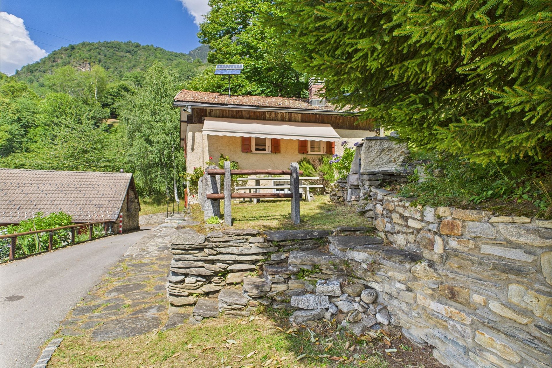Ländliches Haus mit Steinfassaden und Bergblick