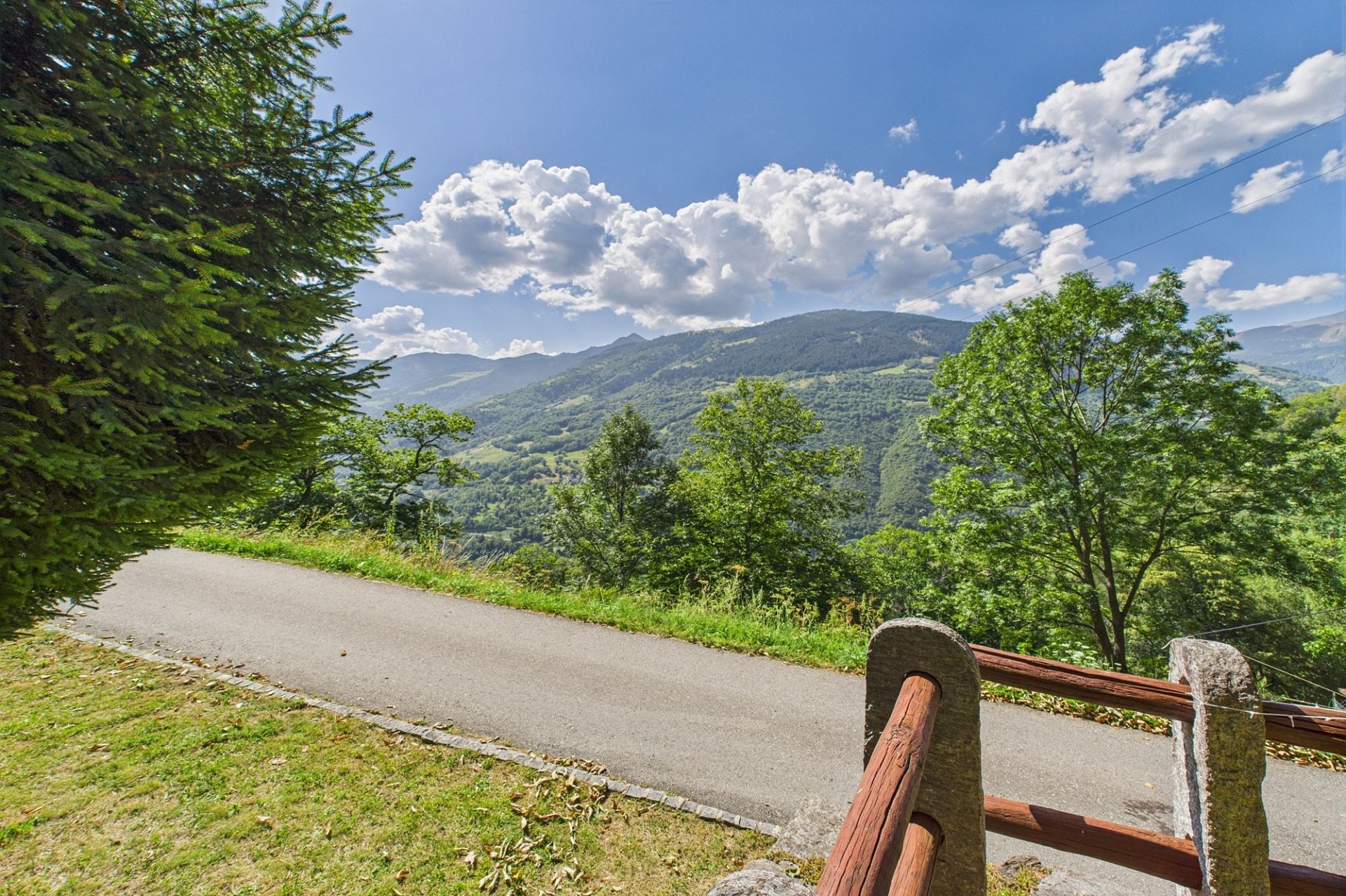 Bergpanorama mit Weg und Holzgeländer