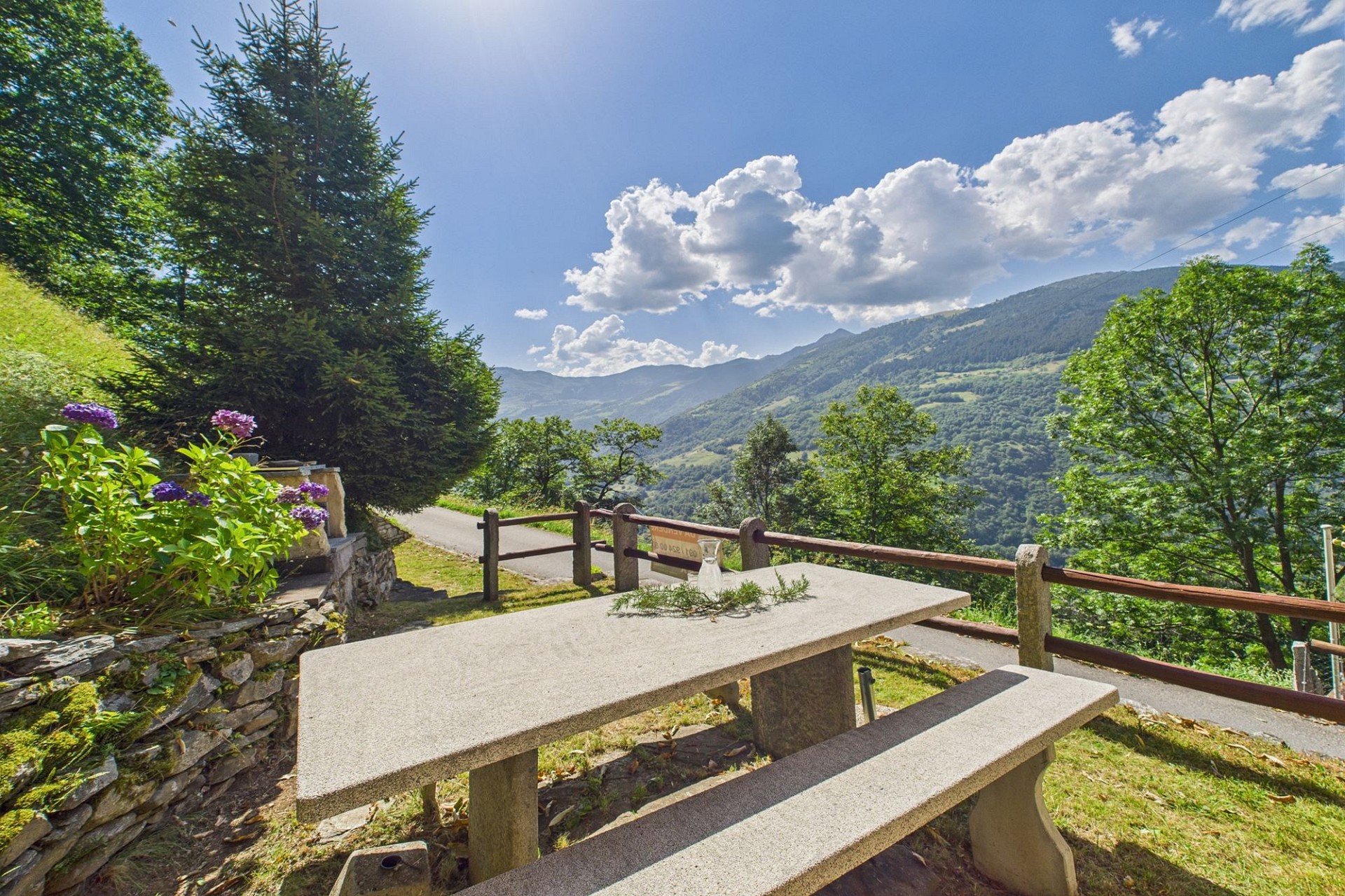 Bergterrasse mit Picknicktisch