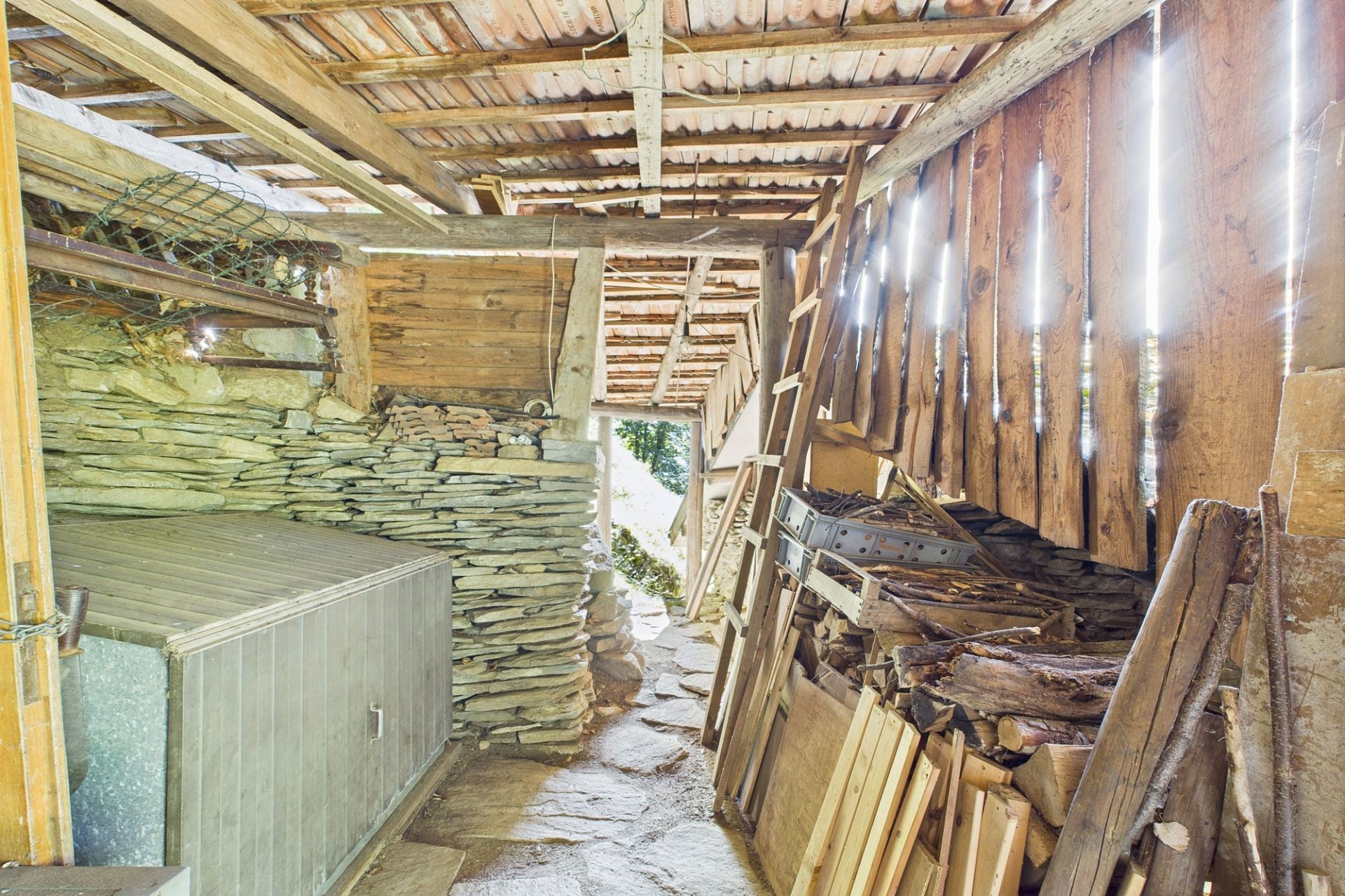 Rustikaler Abstellraum mit Holz und Stein