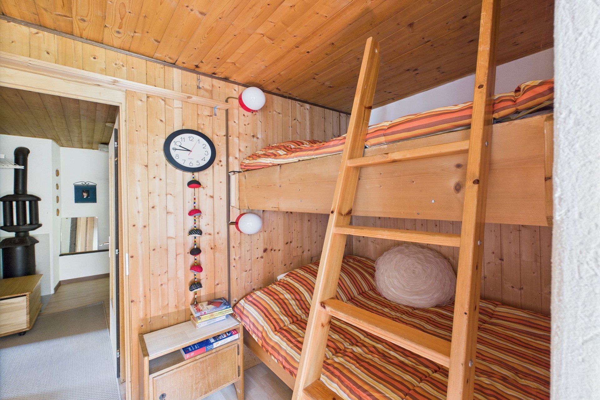 Etagenbett in holzverkleidetem Zimmer