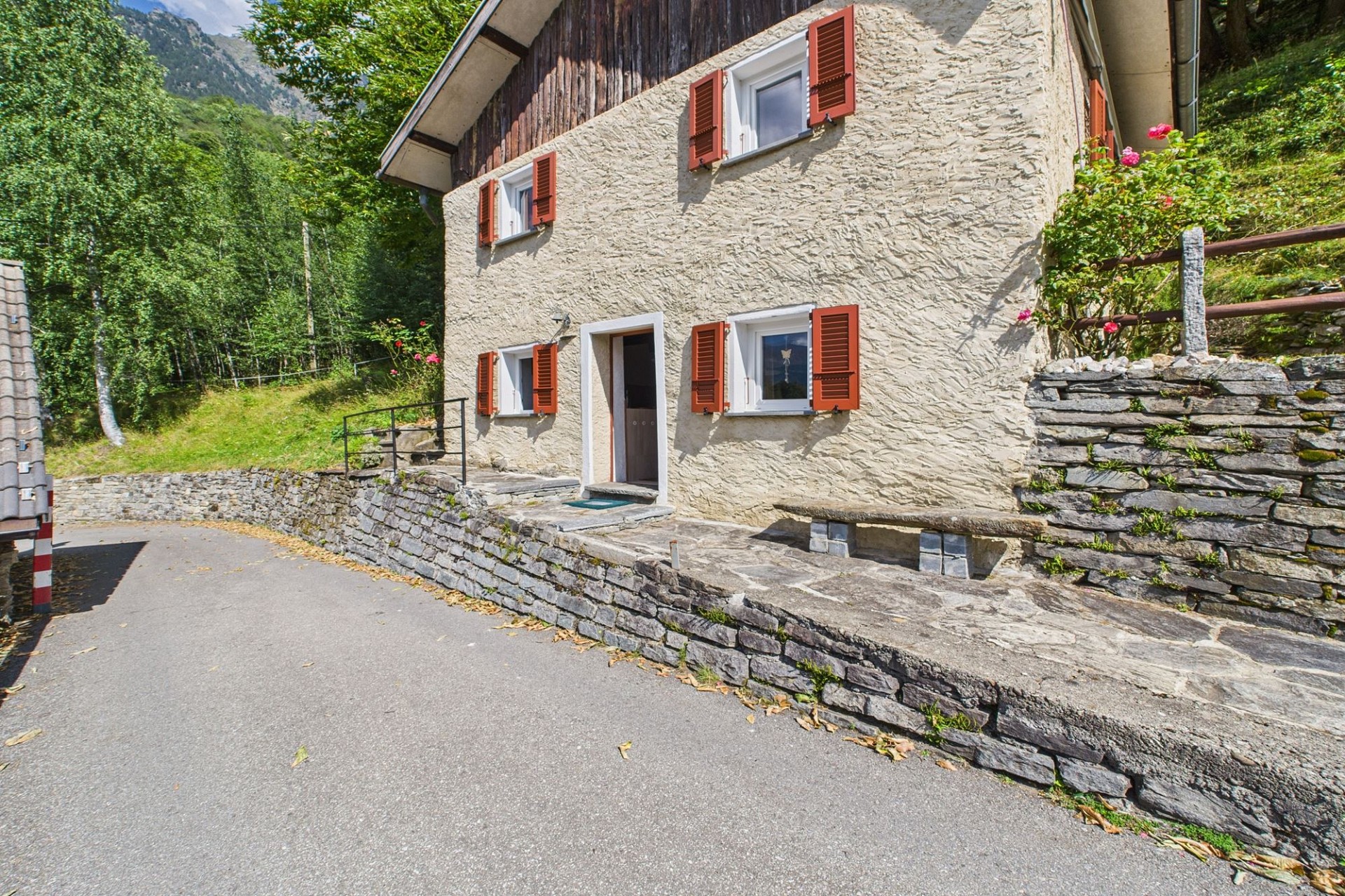 Ländliches Steinhaus mit Holzläden