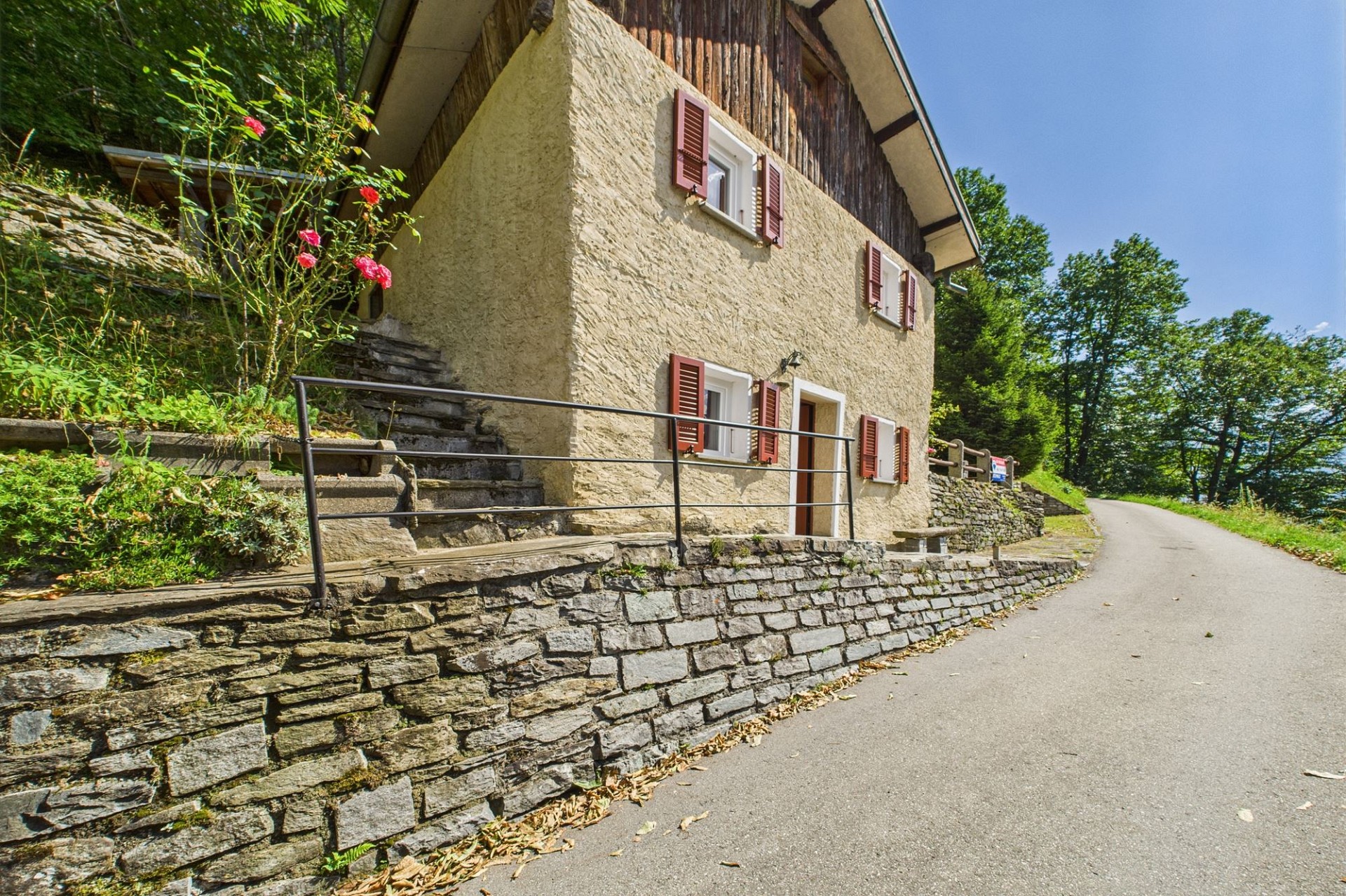 Ländliches Steinhaus an einer Hangstraße
