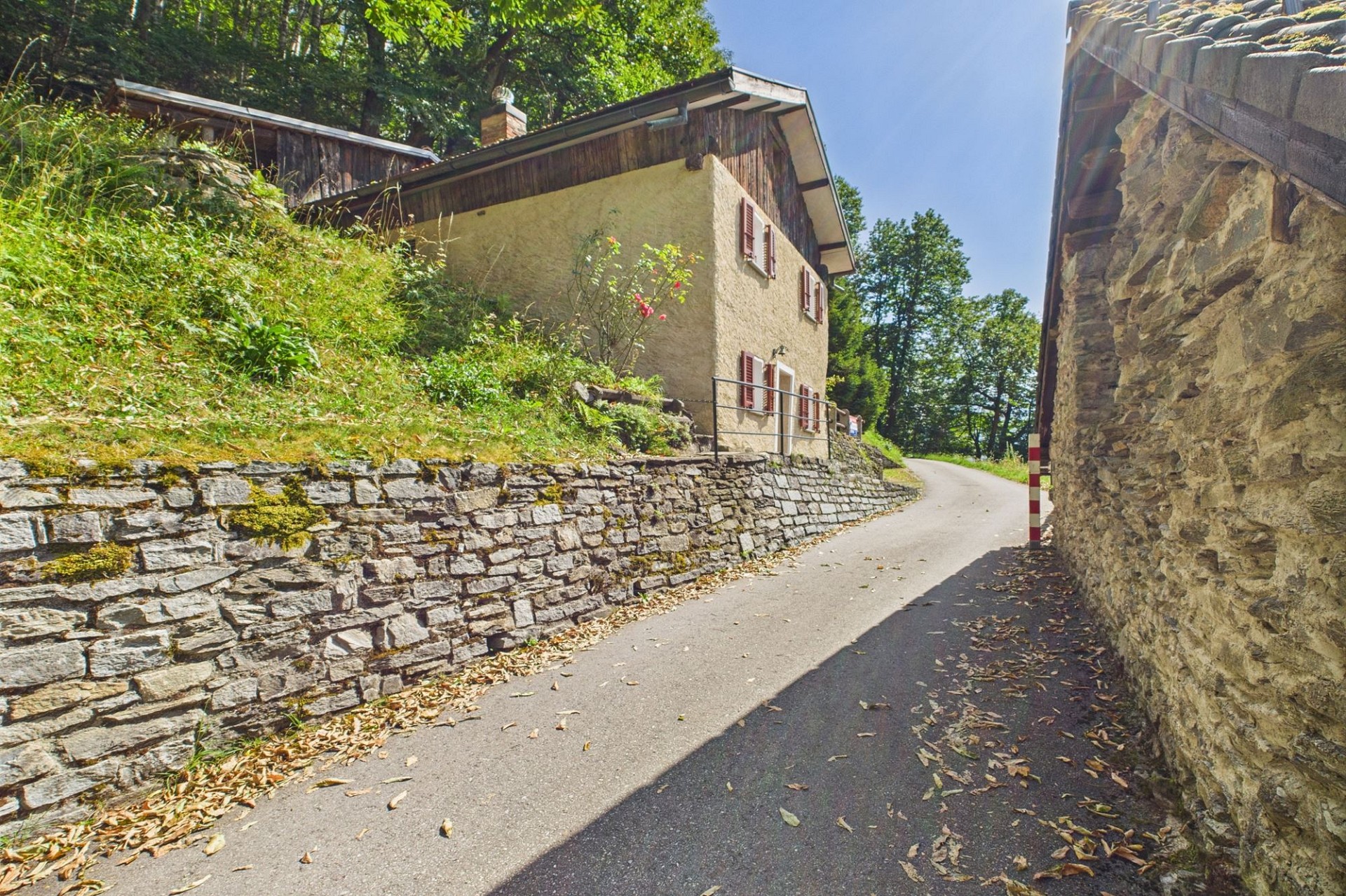 Ländliches Haus an schmaler Straße