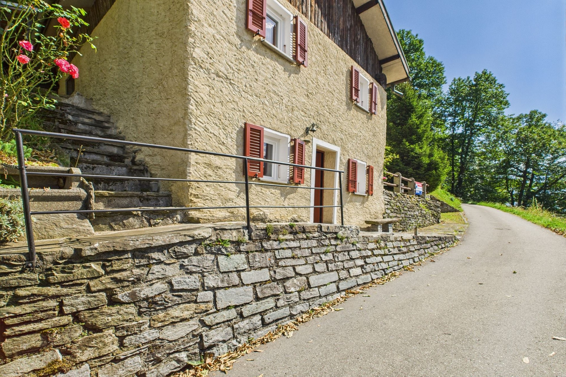 Ländliches Steinhaus an der Hanglage