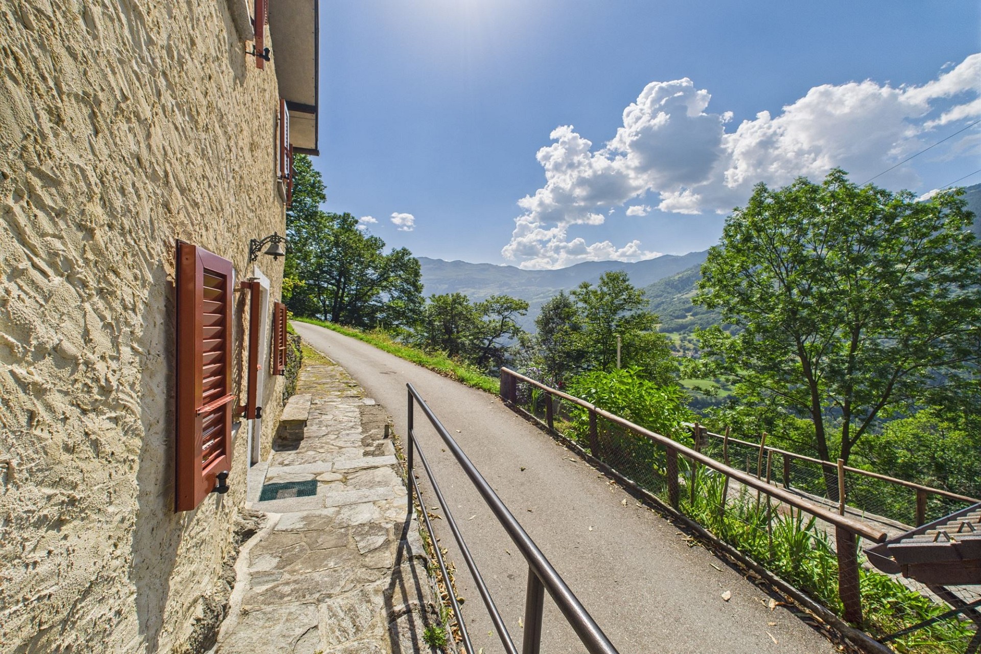 Berghaus mit Blick ins Tal