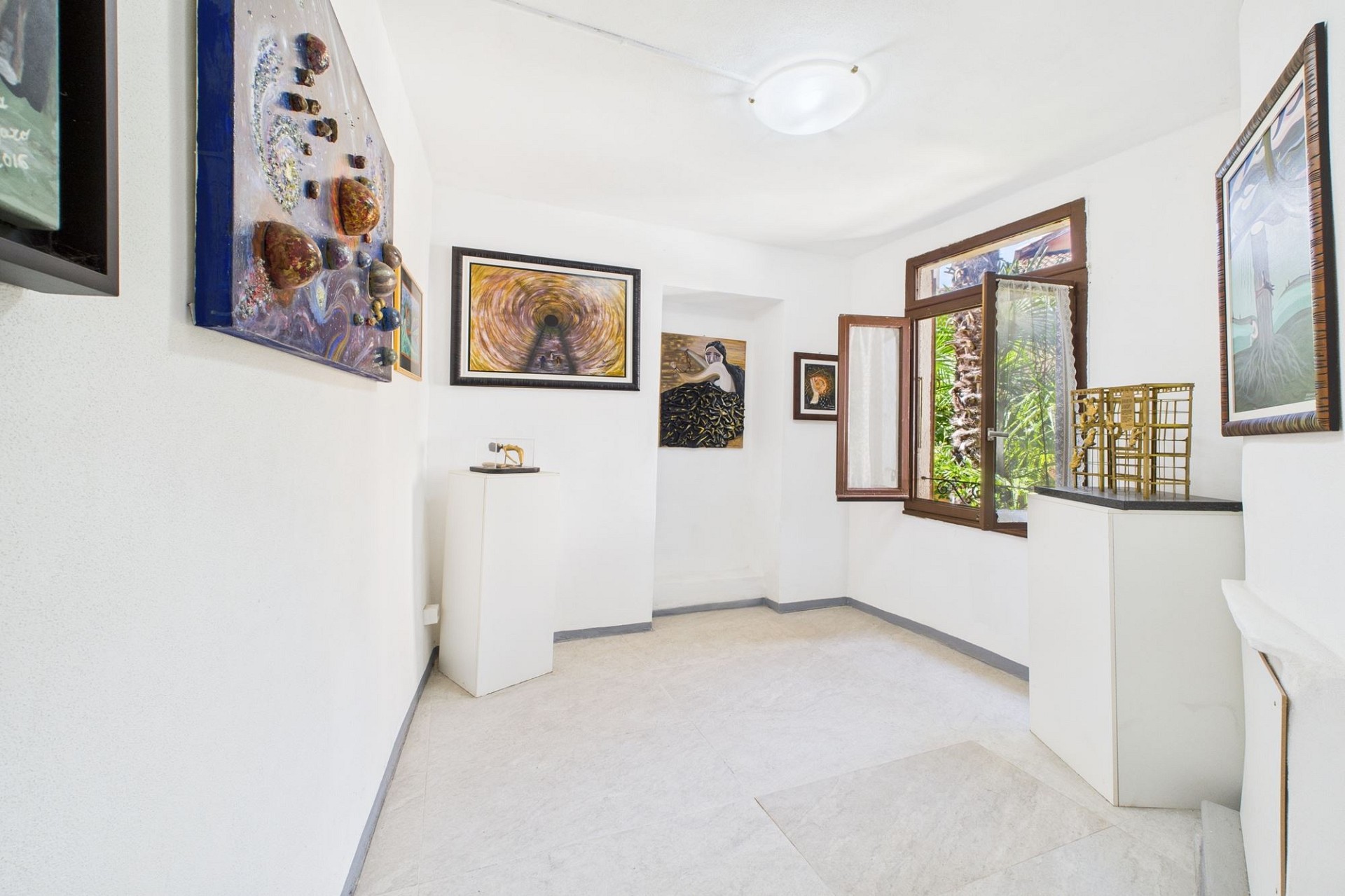 Heller Ausstellungsraum oder Flur mit Kunstwerken