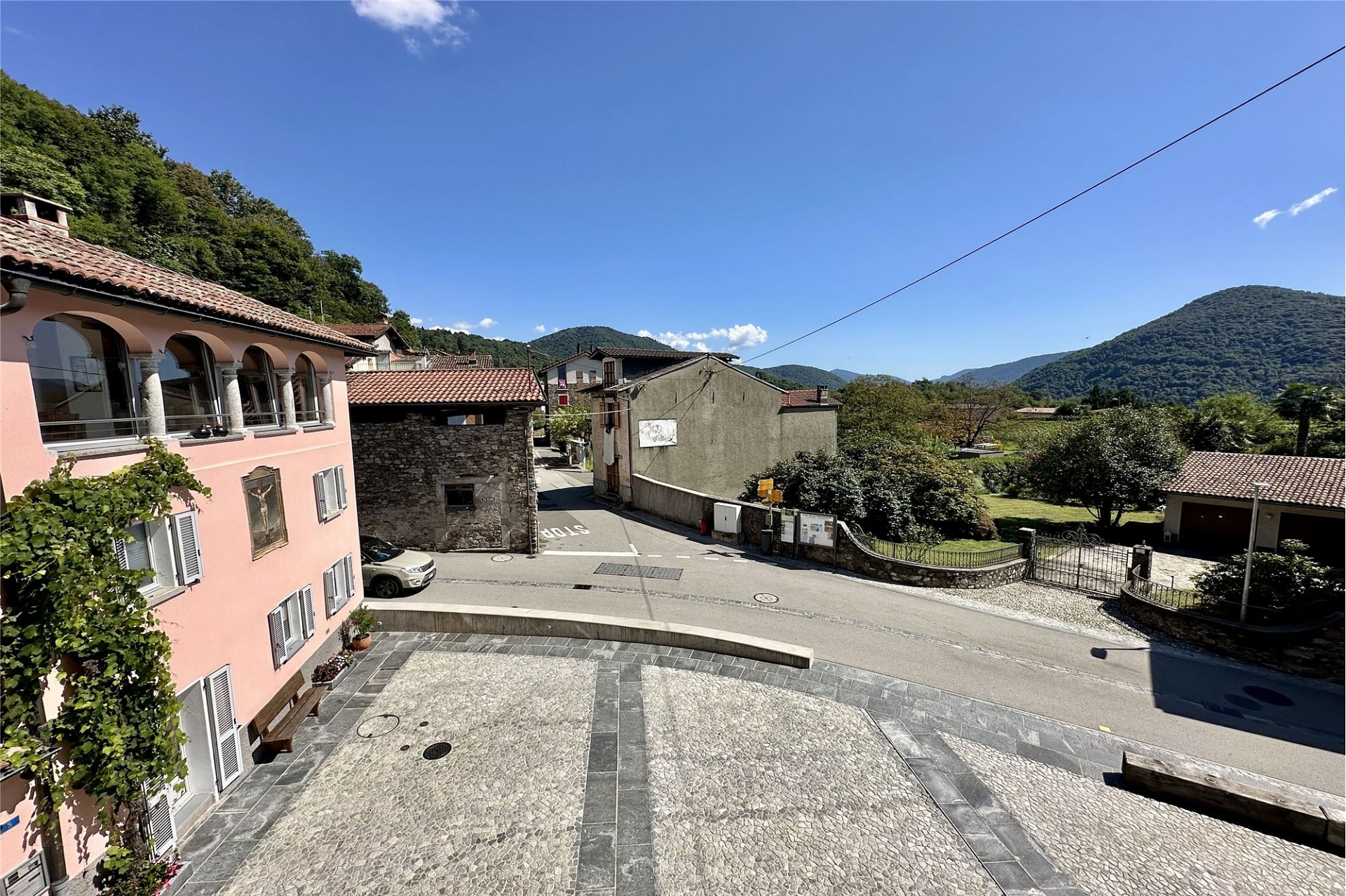 Blick auf ein mediterranes Dorf mit Bergkulisse