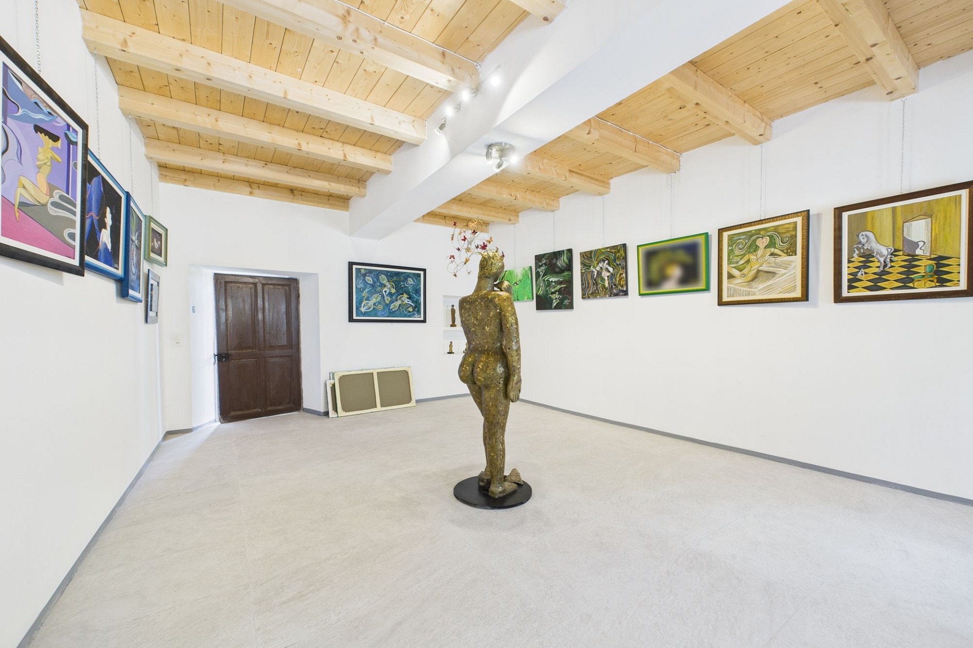 Kunstgalerie mit Skulptur