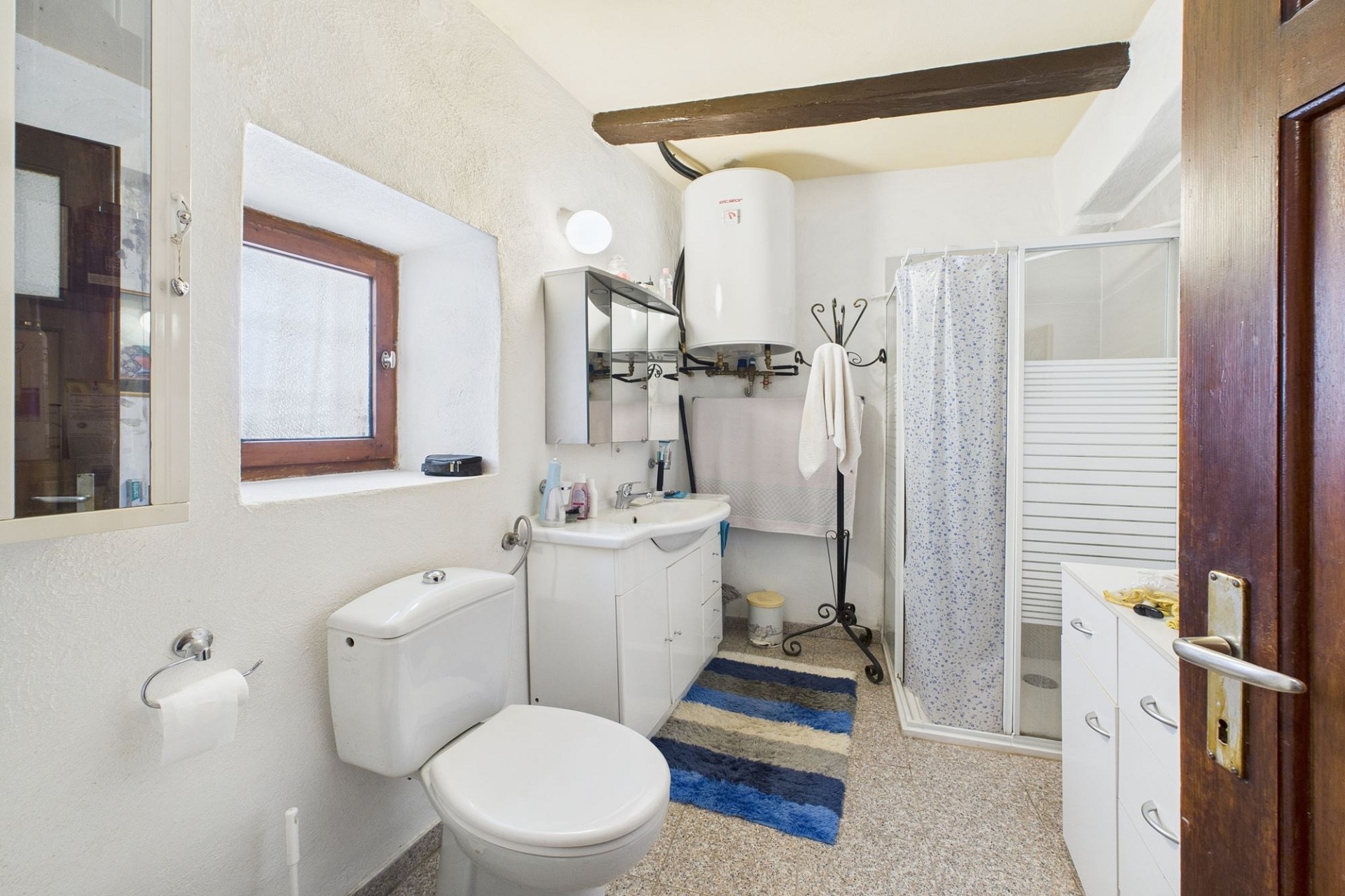 Kompaktes Badezimmer mit Dusche und Waschbecken