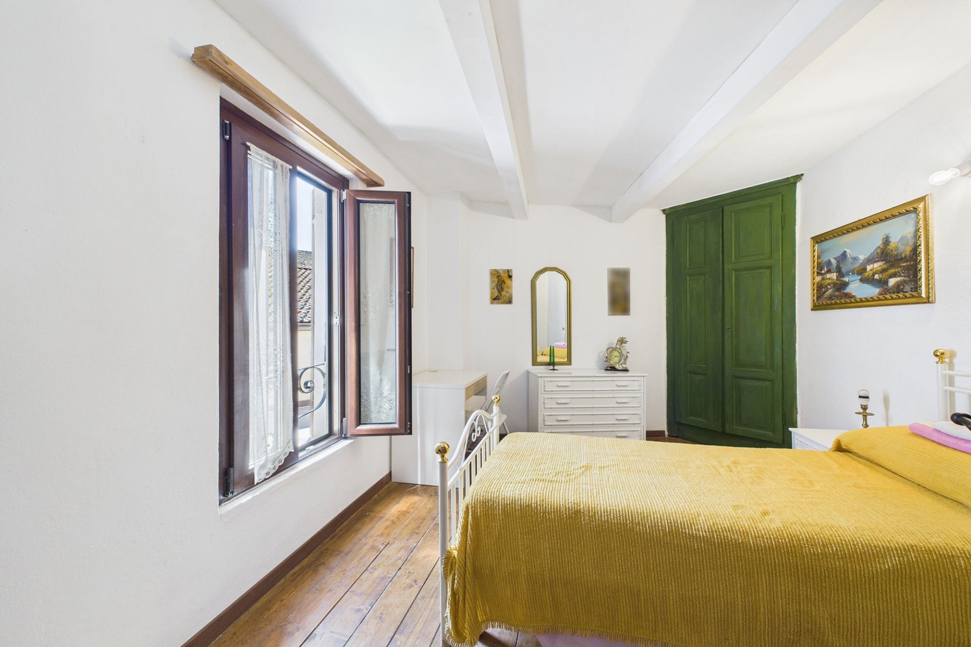Helles Schlafzimmer mit Dachschrägen und Farbakzenten