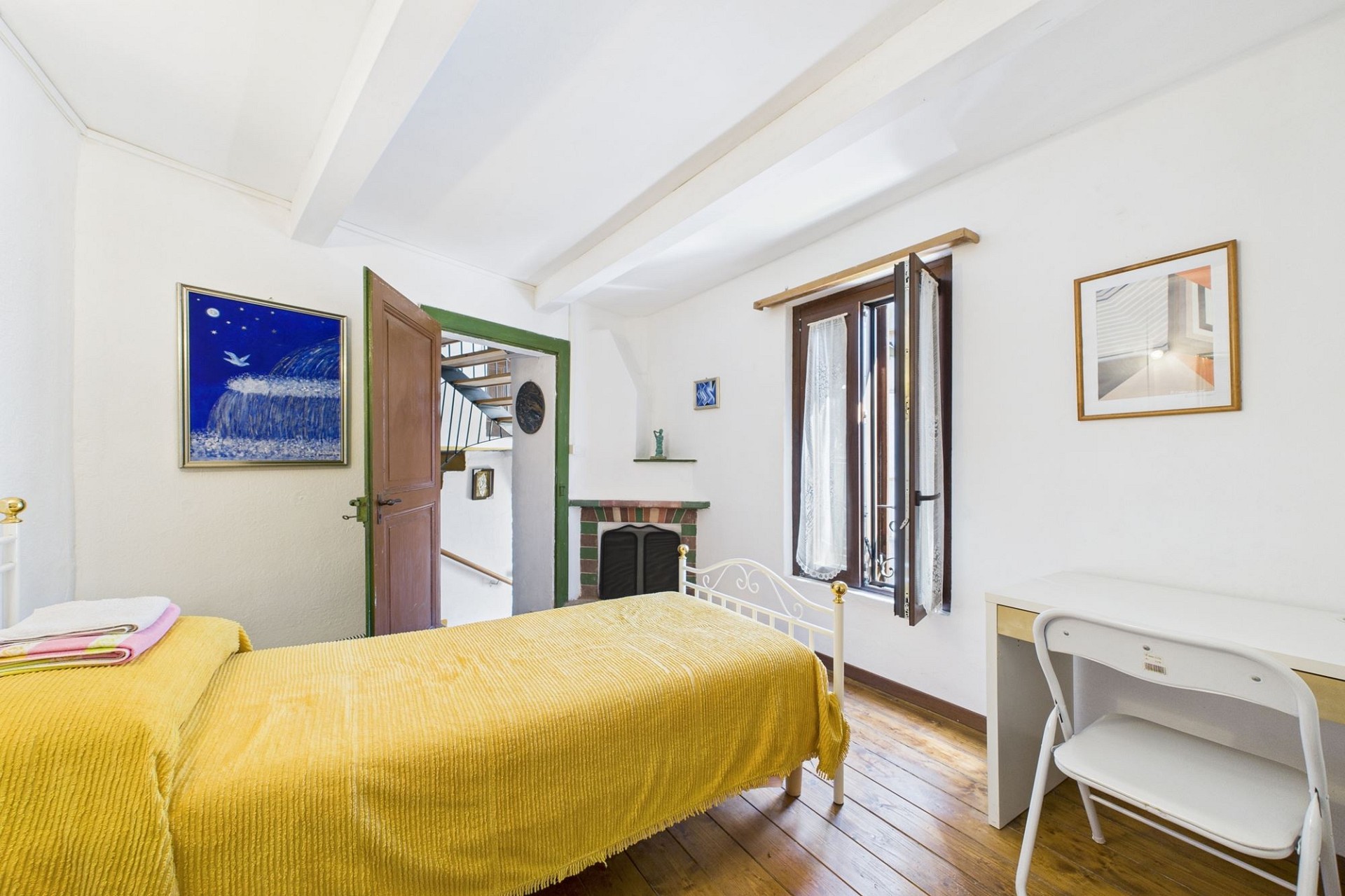 Schlafzimmer mit Fenster und Treppenblick