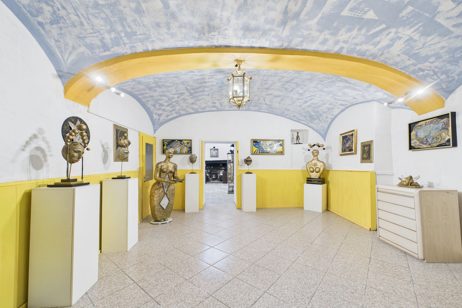 Künstlerisch gestalteter Ausstellungsraum