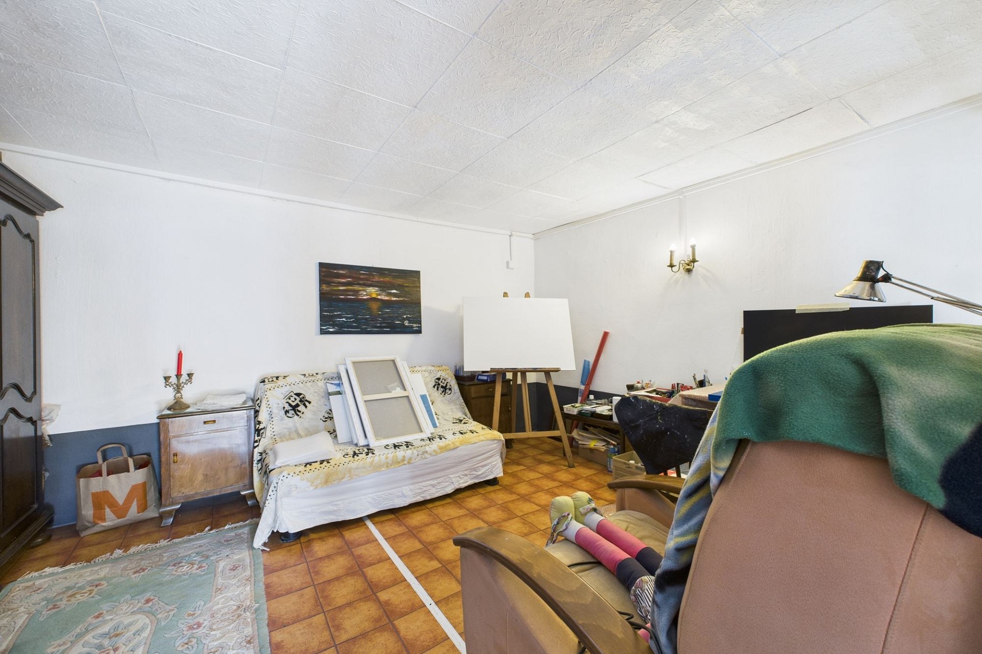 Unordentliches Arbeits- oder Schlafzimmer mit Kunstmaterialien