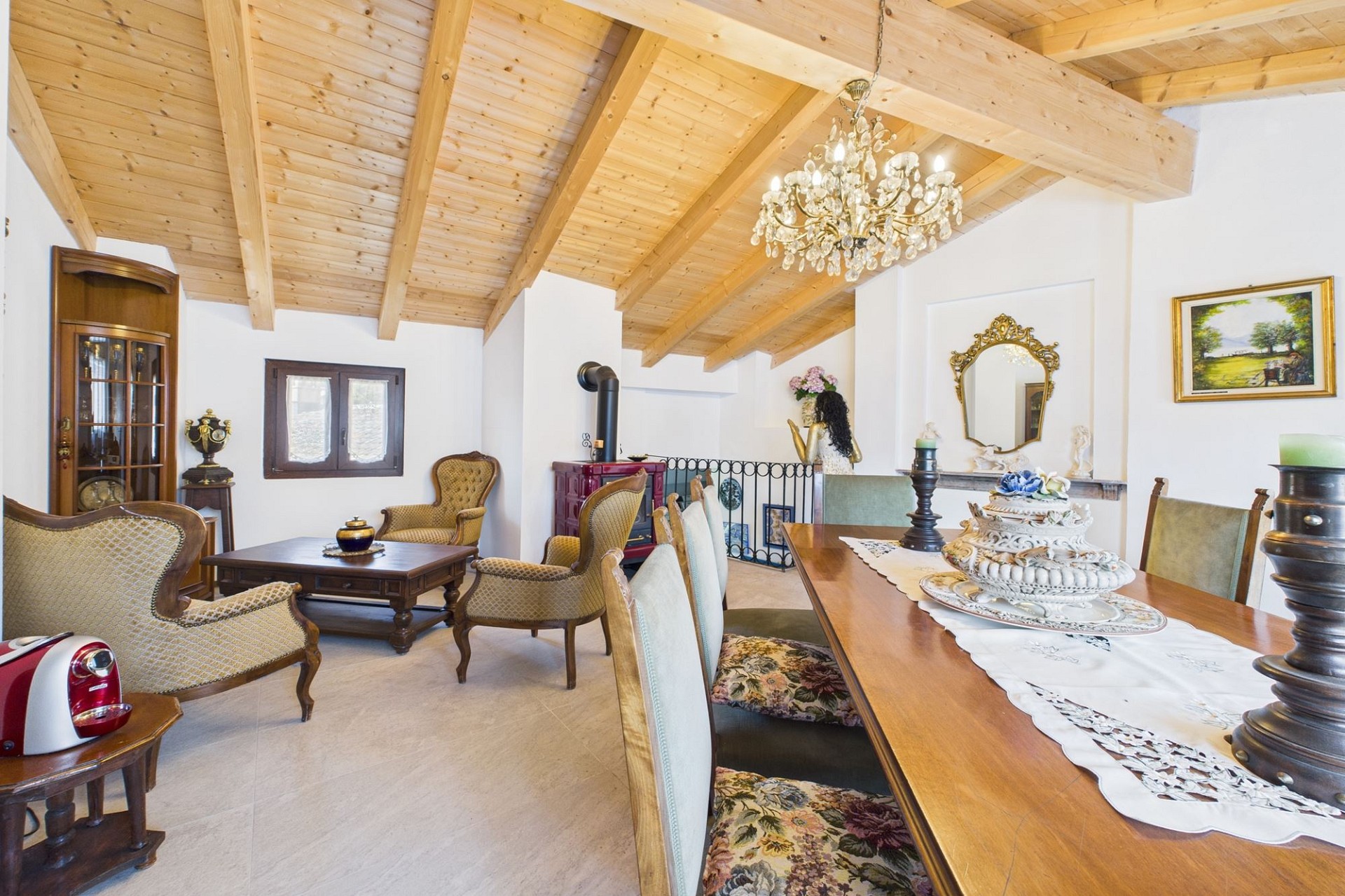 Rustikales Esszimmer mit Holzdecke