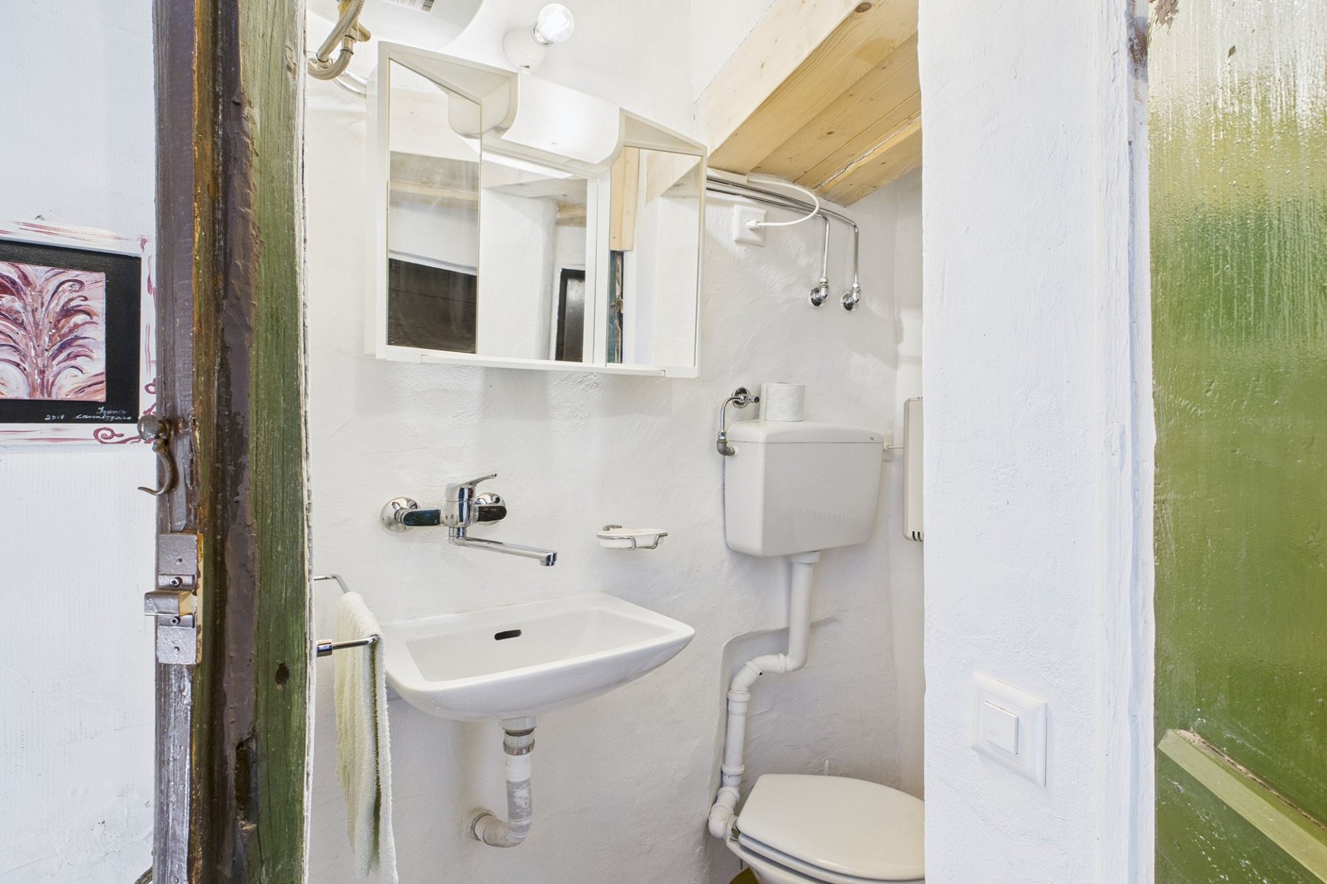 Kleines WC mit Waschbecken unter der Dachschräge