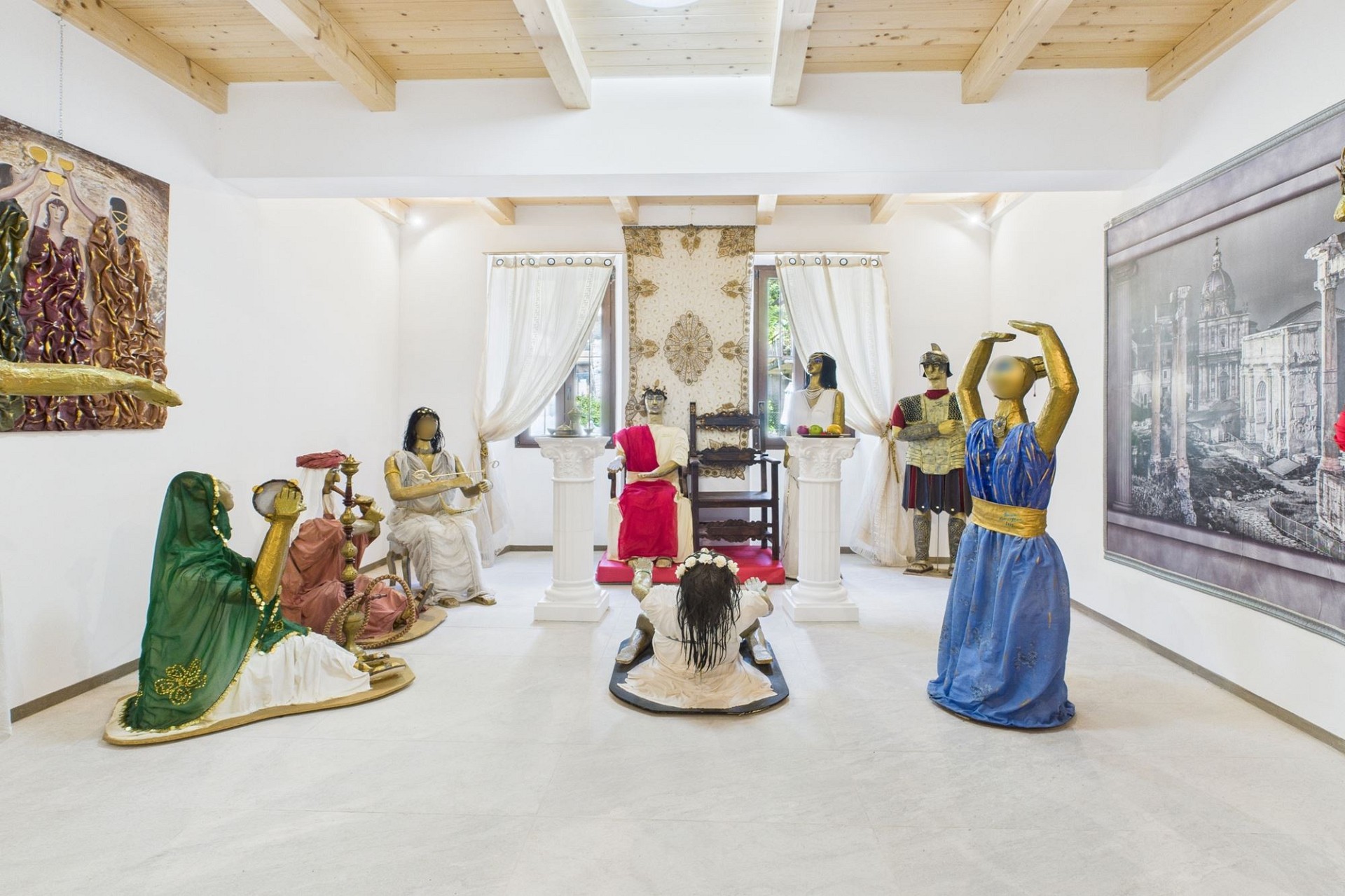 Künstlerisch gestalteter Innenraum mit Figureninstallation