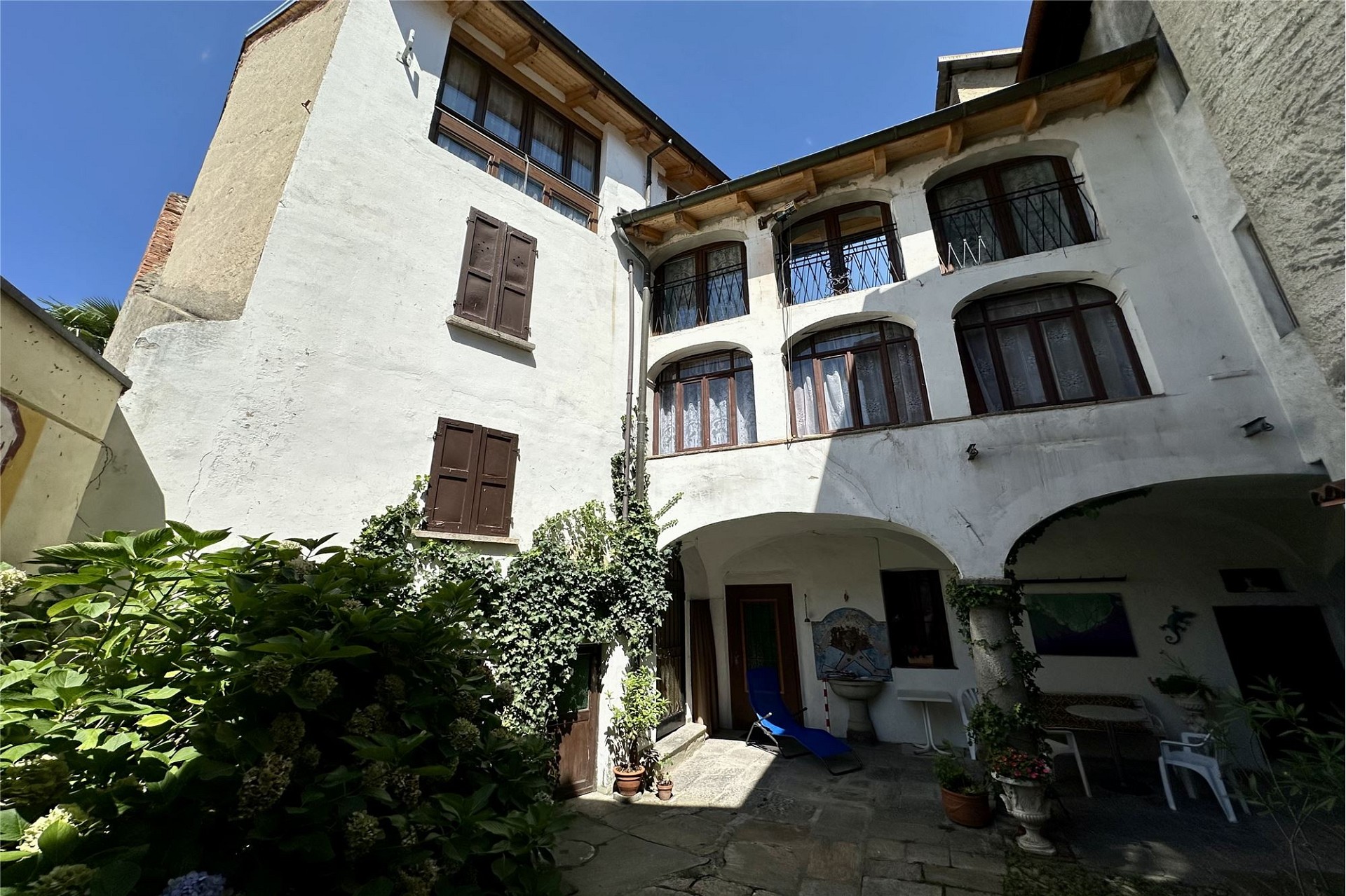 Innenhof eines mehrgeschossigen Gebäudes