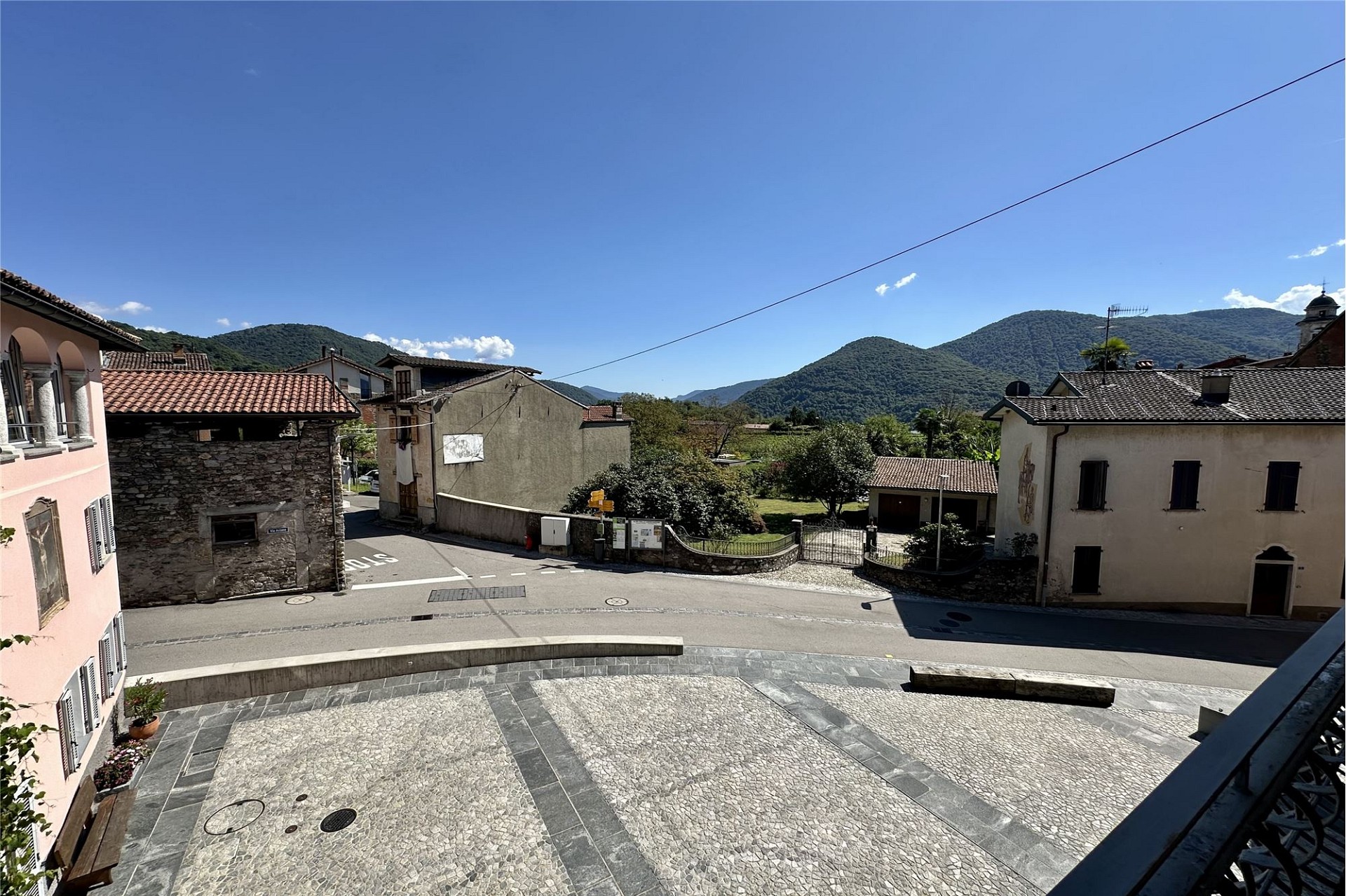 Dorfstraße mit Bergblick