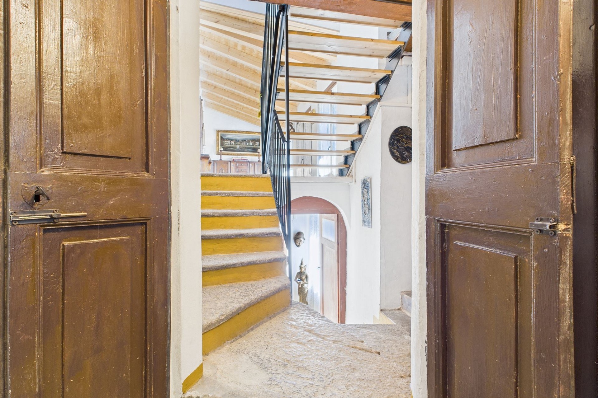Treppenhaus mit Holzdecke