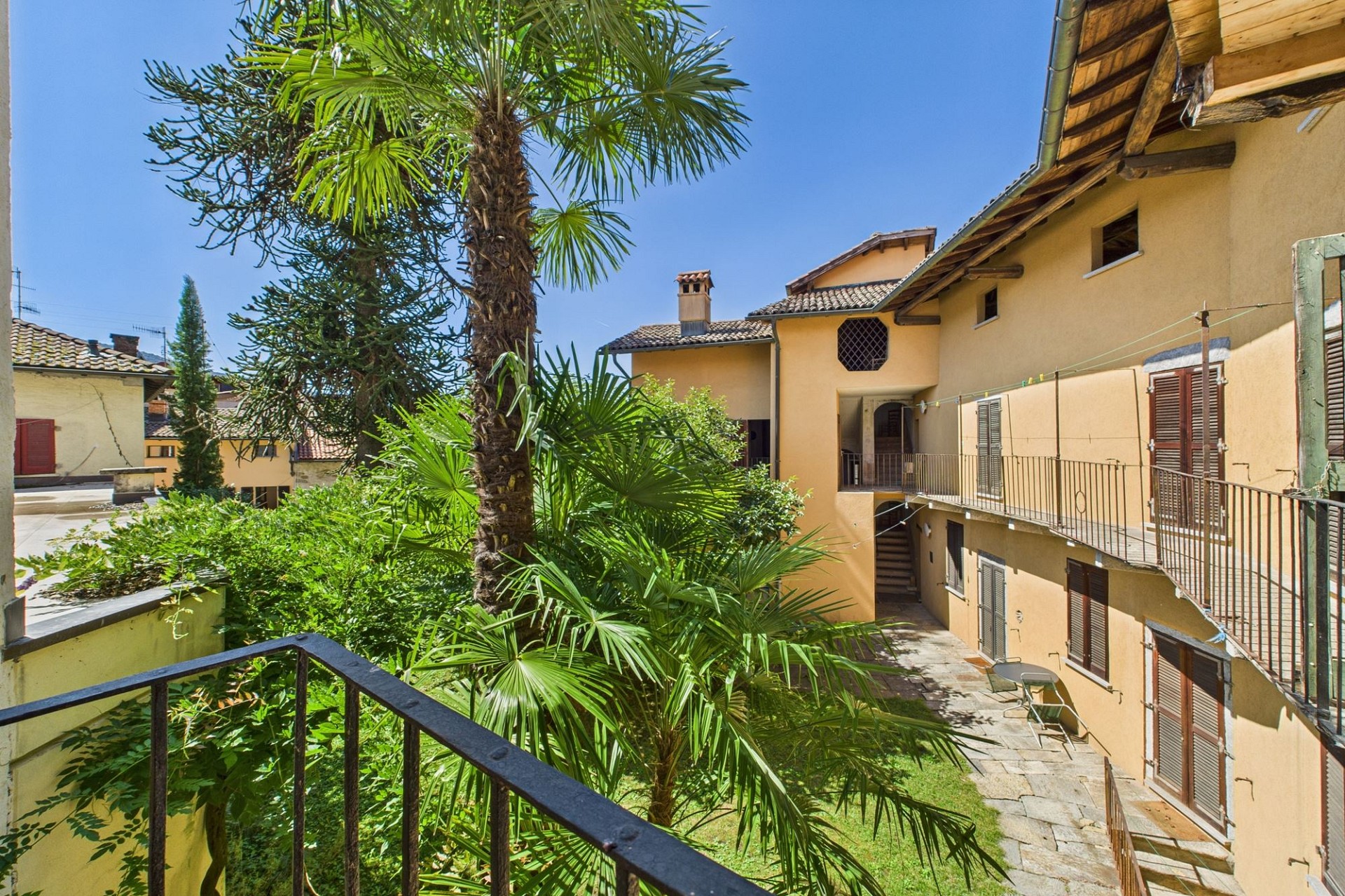 Innenhof mit mediterraner Bebauung