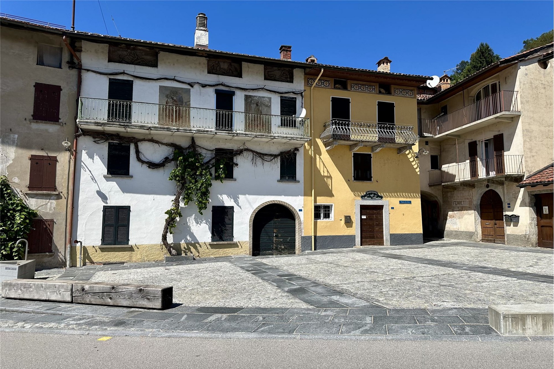 Historische Häuserfassade an einem sonnigen Platz