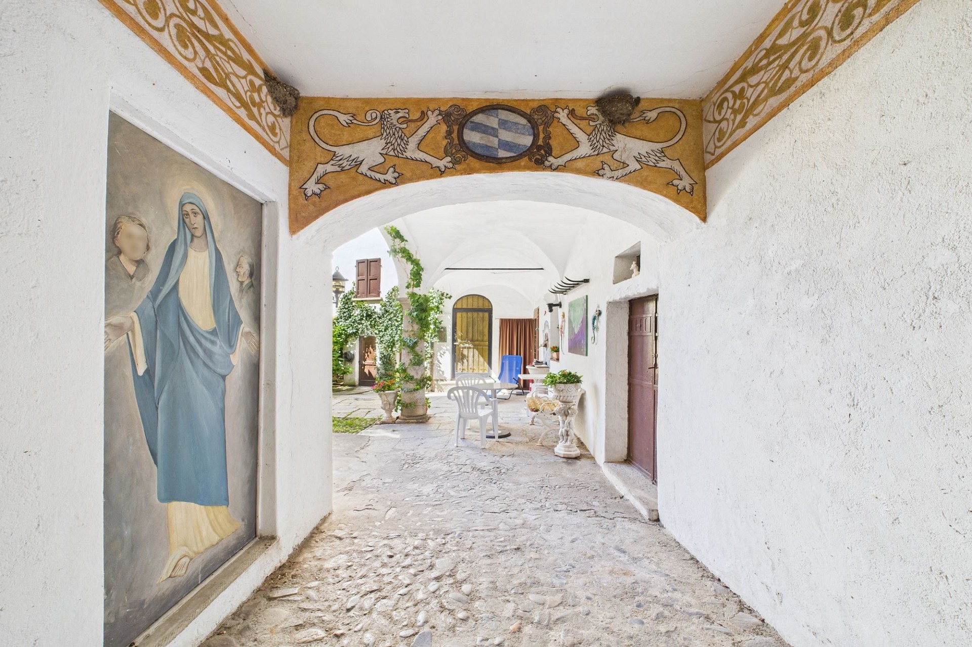 Historischer Arkadengang mit Wandmalerei