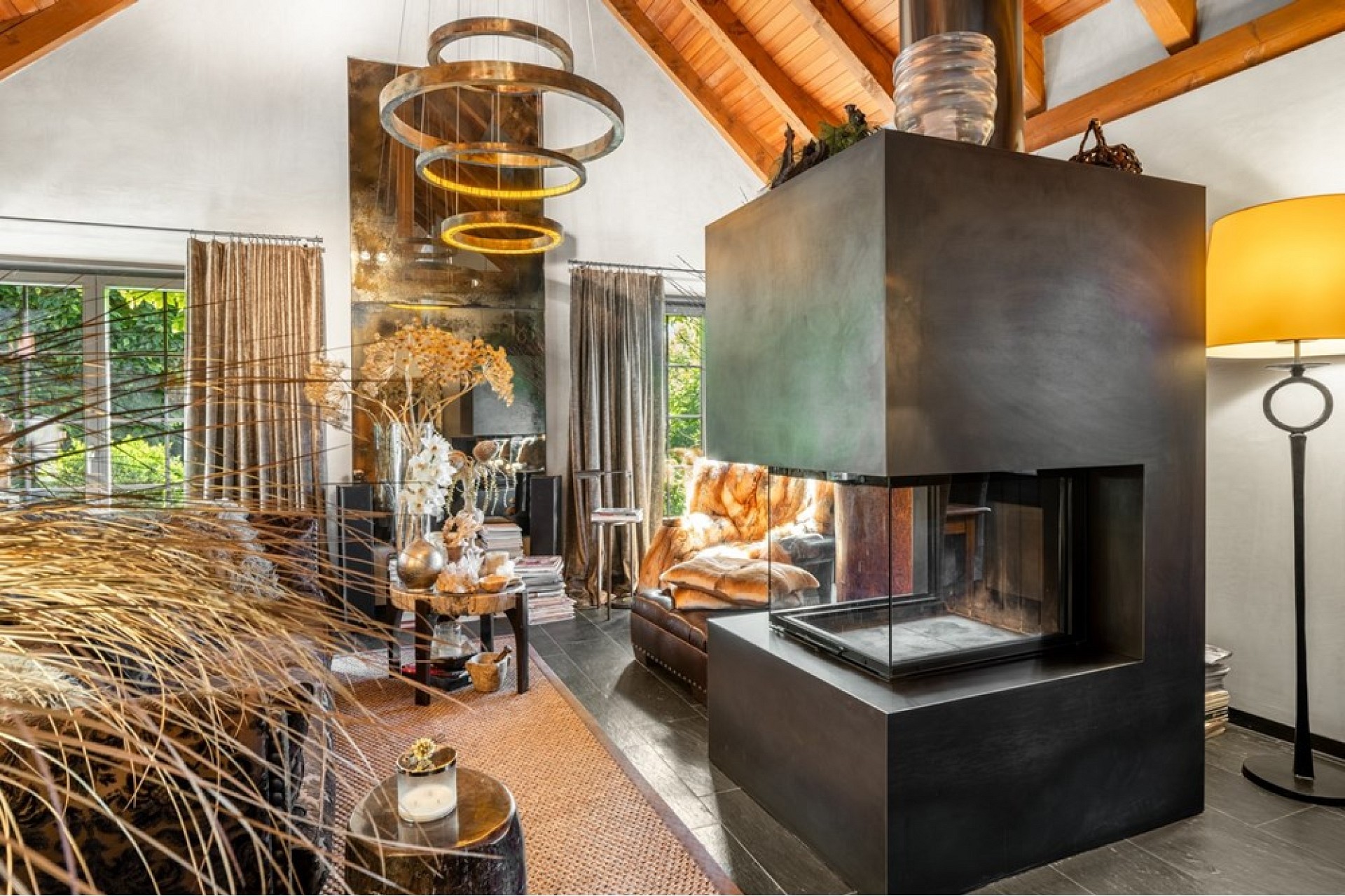 Modernes Wohnzimmer mit Kamin