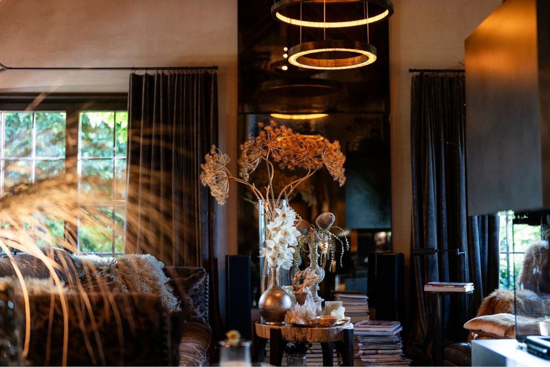 Stimmungsvolles Wohnzimmer mit dunklem Interieur