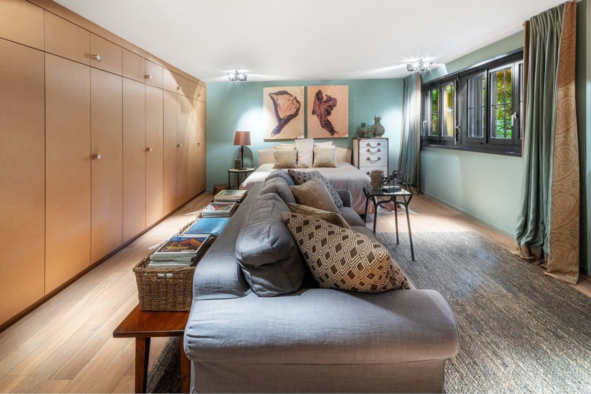 Helles Schlafzimmer mit großem Einbauschrank