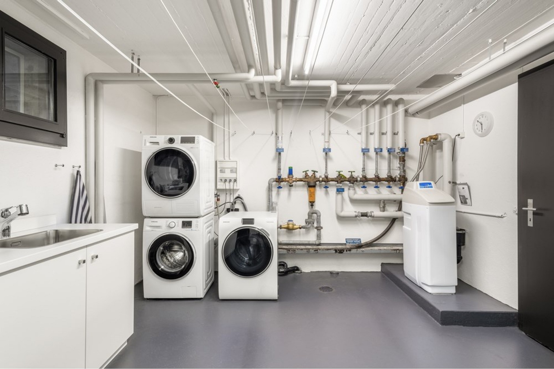 Hauswirtschafts- und Technikraum mit Waschmaschinen