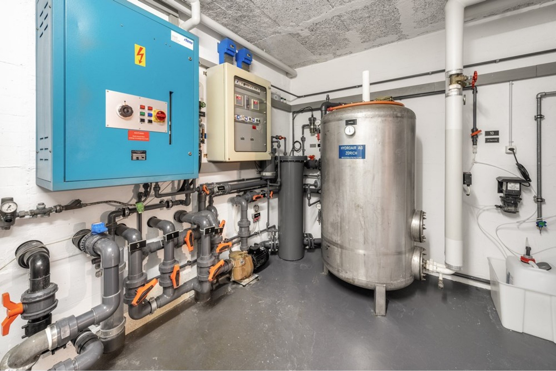 Technikraum mit Heizungs- und Wasseraufbereitungsanlage
