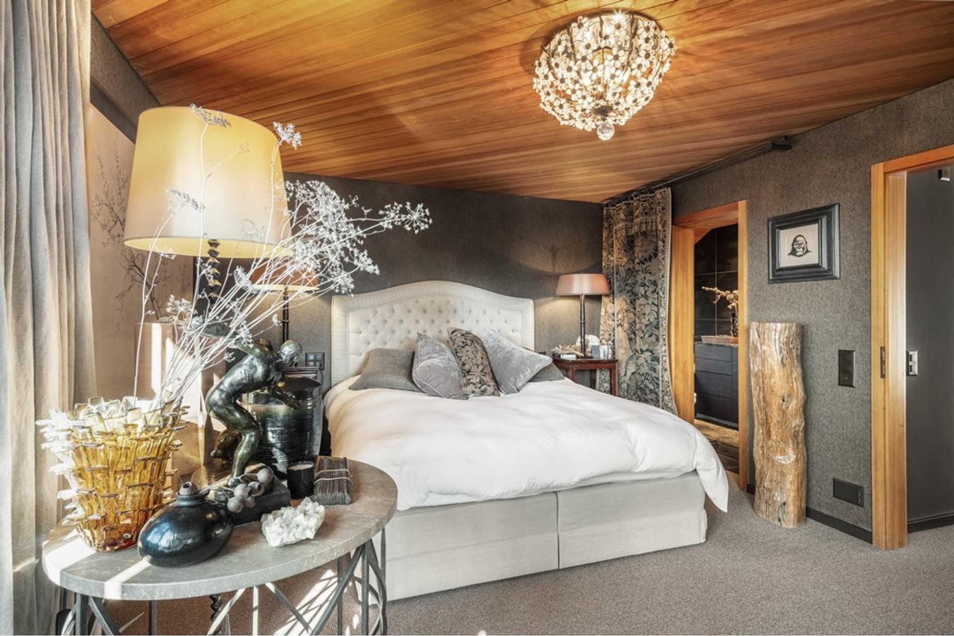 Luxuriöses Schlafzimmer mit schräger Holzdecke
