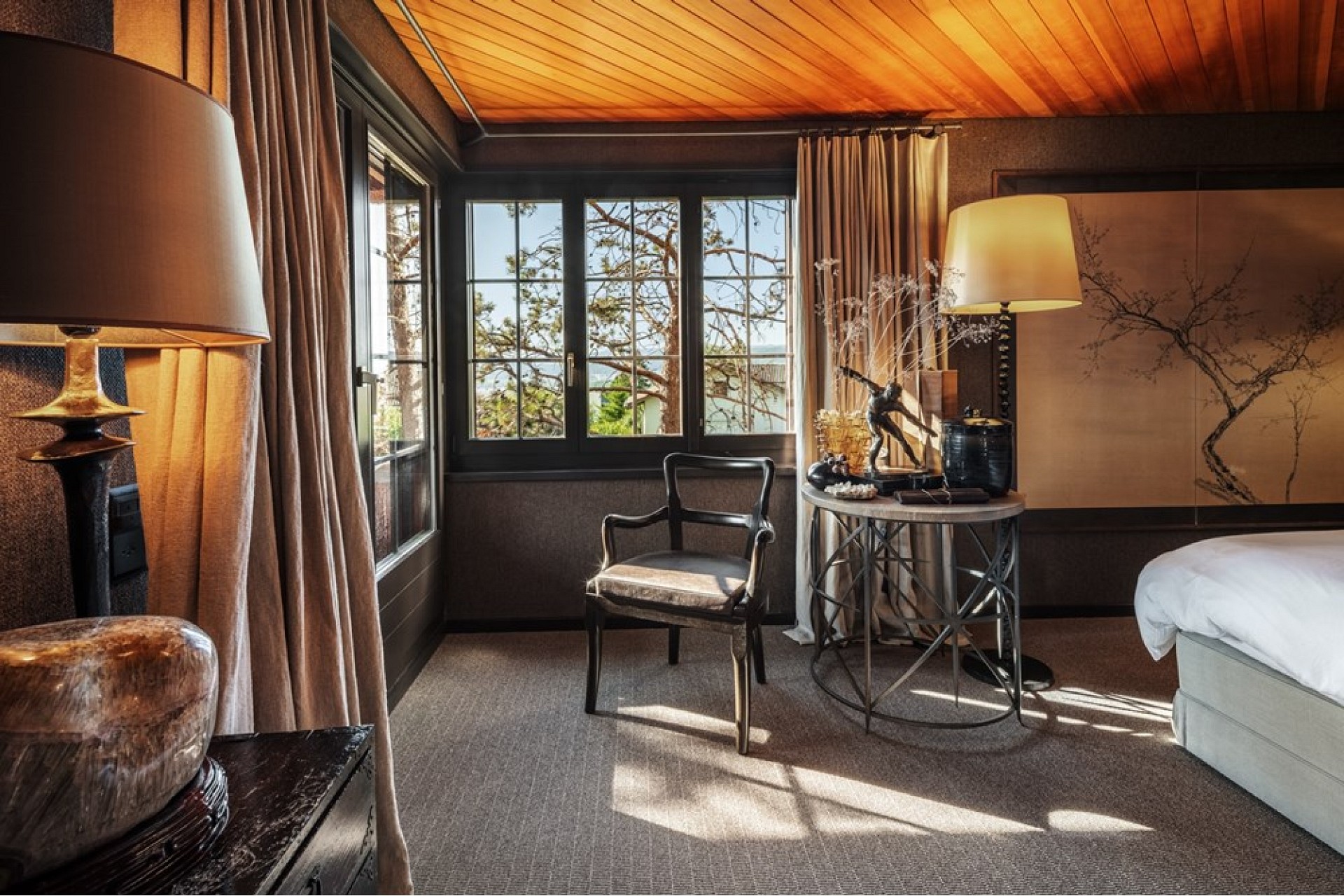 Luxuriöses Schlafzimmer mit warmen Holzdetails