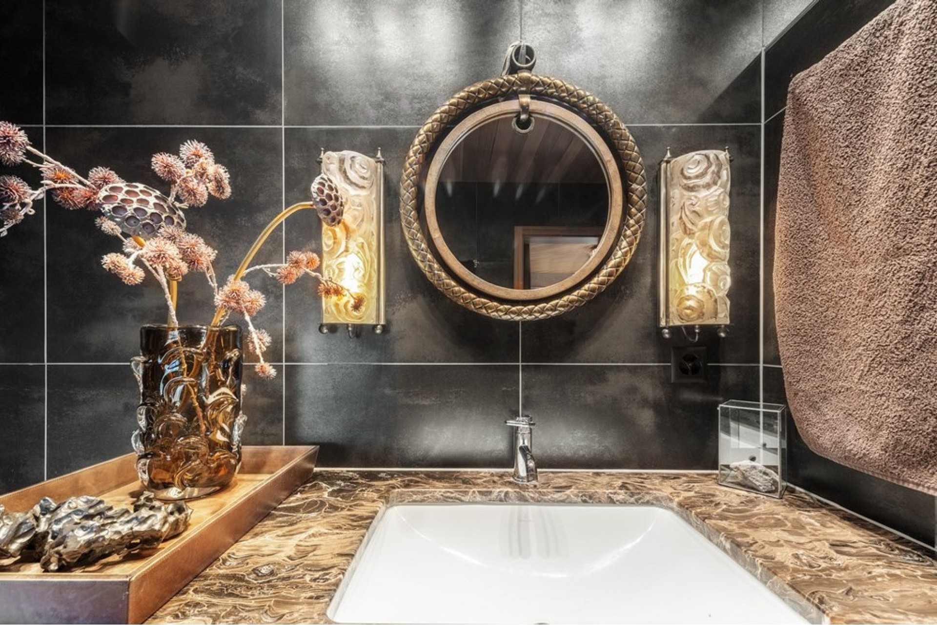 Luxuriöses Badezimmerdetail mit Spiegel und Wanne