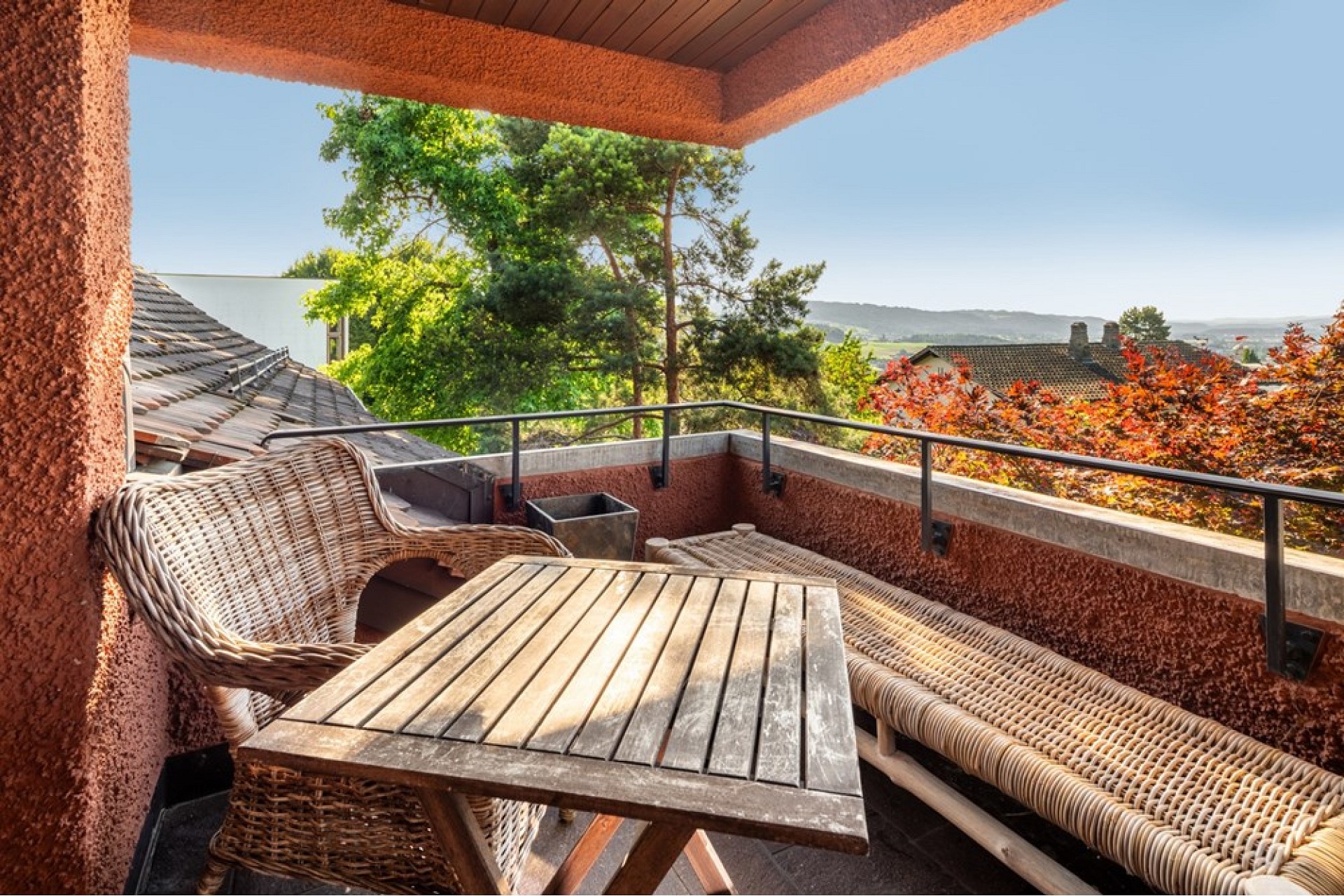 Balkon mit Sitzgruppe und Aussicht