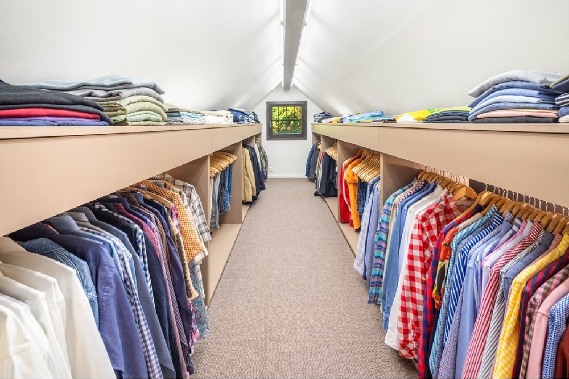 Begehbarer Kleiderschrank im Dachgeschoss