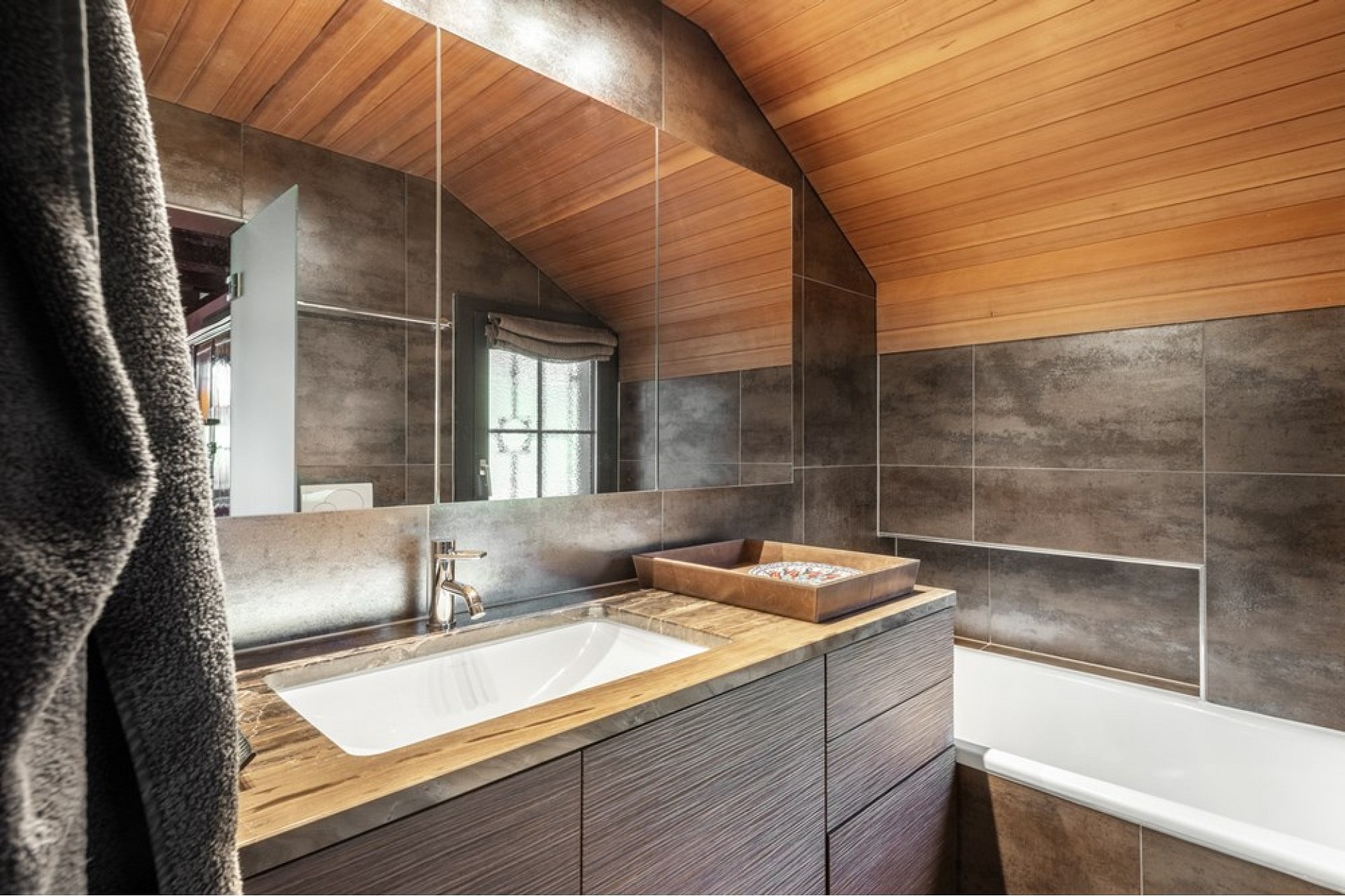 Modernes Badezimmer mit Holzdecke und Naturtönen