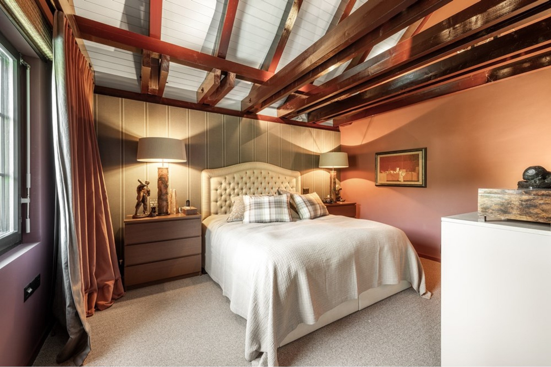 Gemütliches Schlafzimmer mit sichtbaren Holzbalken