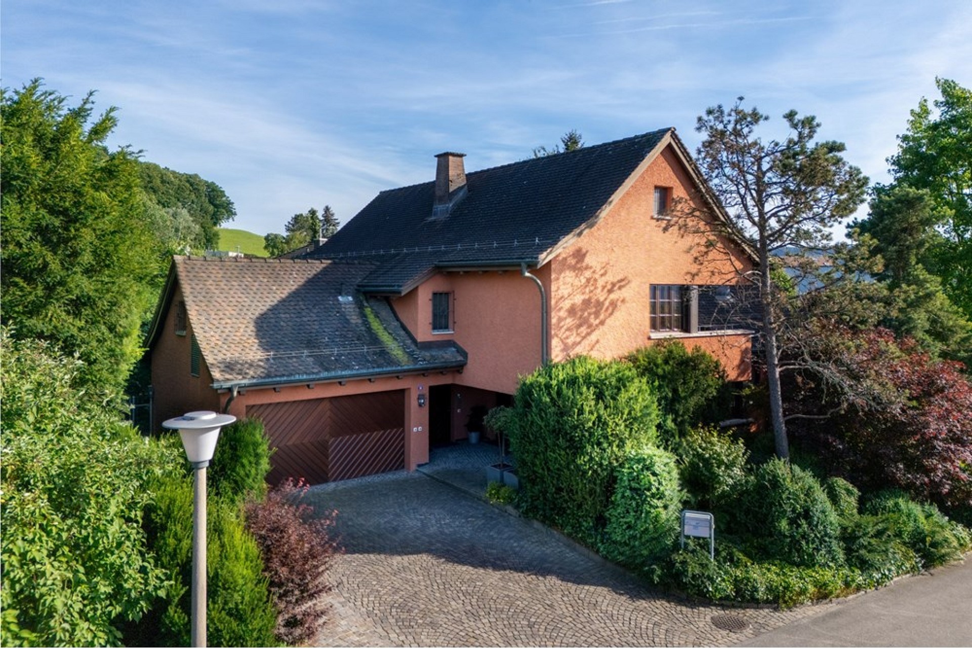 Außenansicht eines Wohnhauses mit Garten