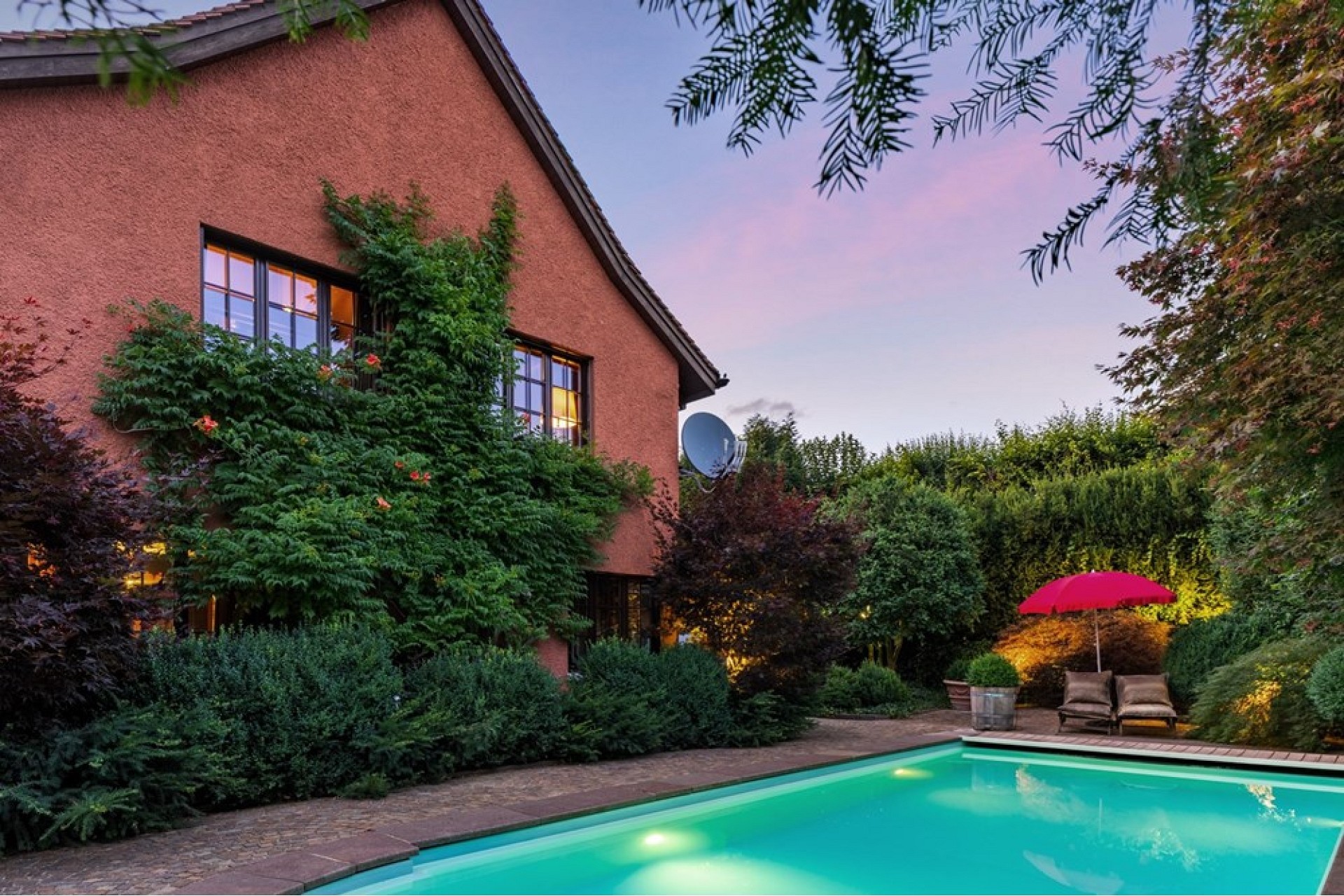 Außenansicht mit Pool und Garten