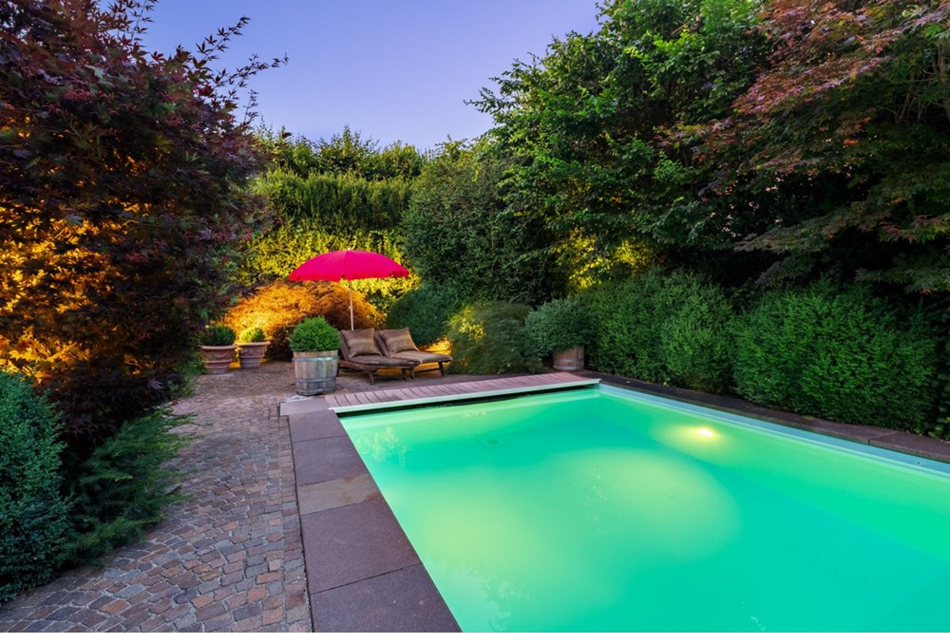 Garten mit Pool und Lounge-Bereich