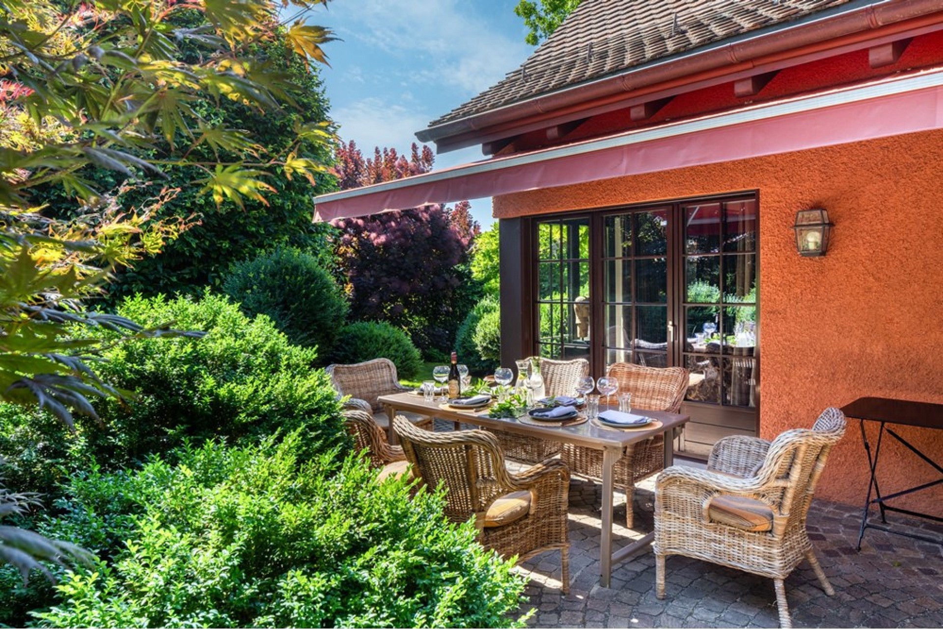 Terrasse mit Gartenmöbeln