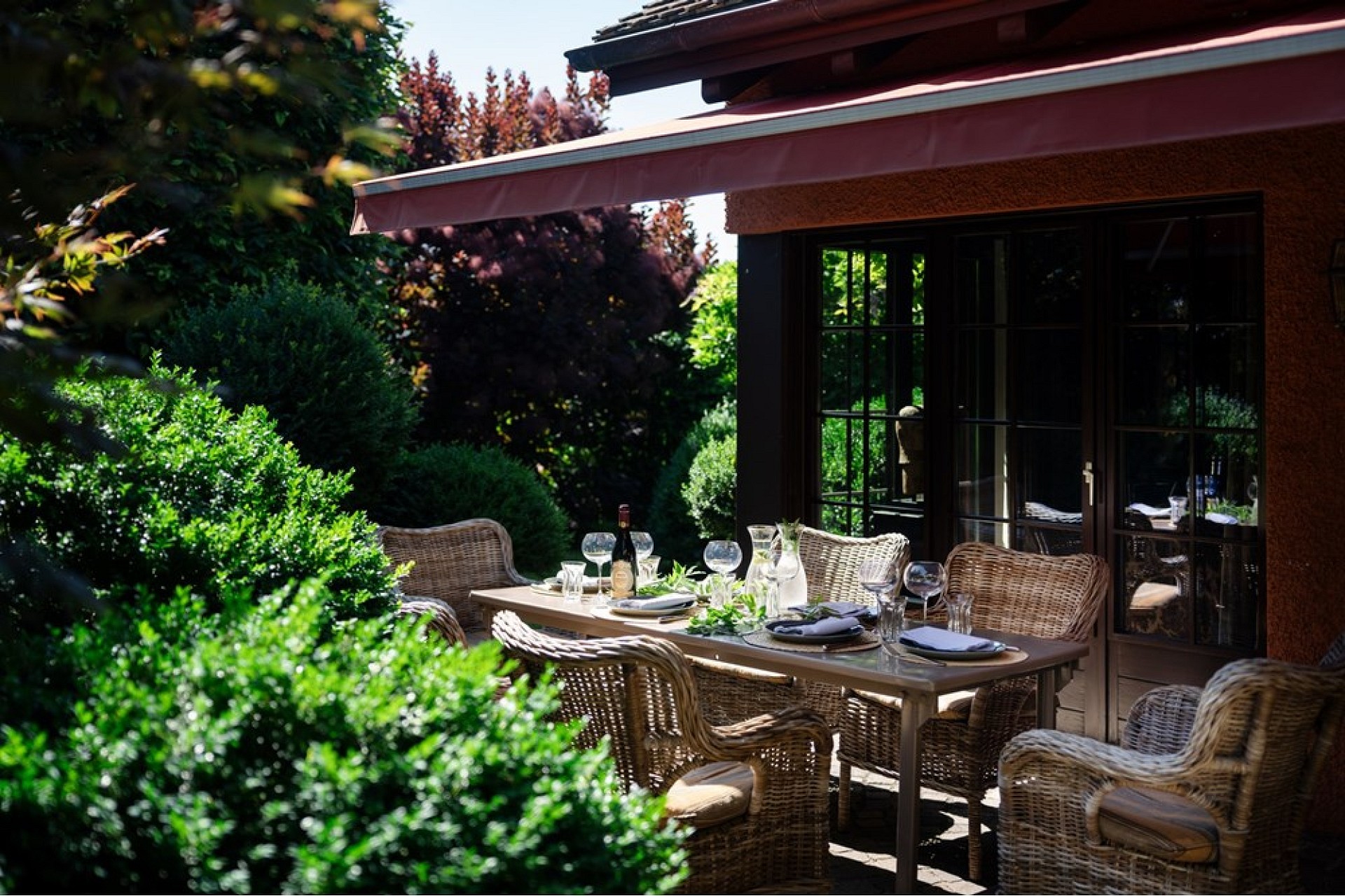 Gedeckte Gartenterrasse mit Esstisch