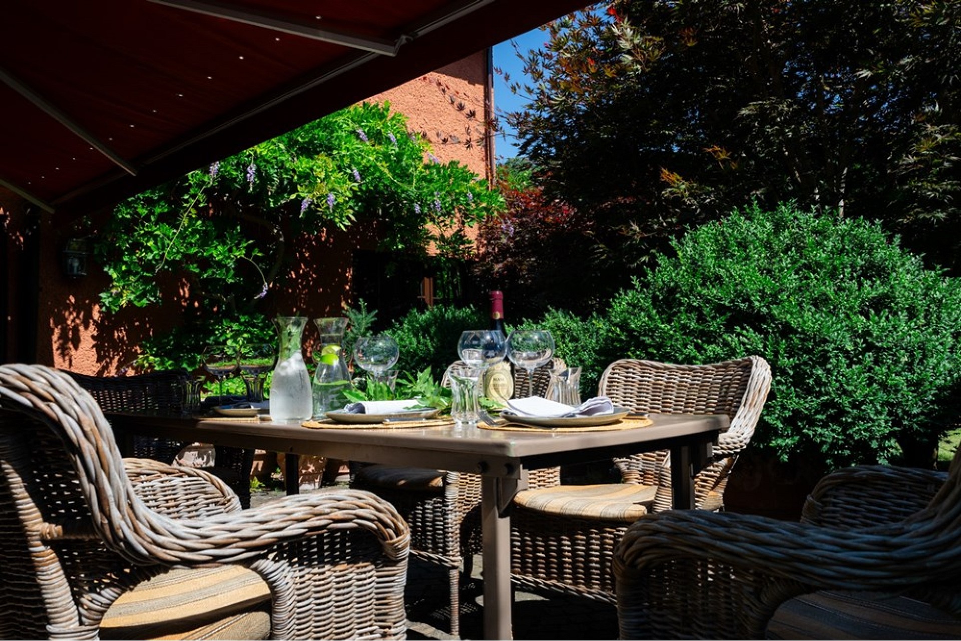 Terrasse mit Essbereich im Grünen