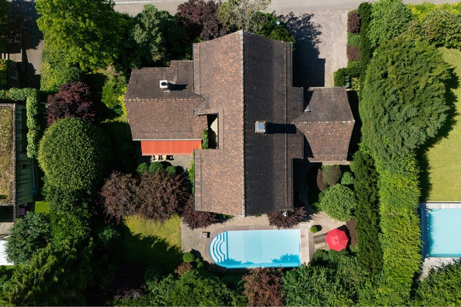 Luftaufnahme eines Hauses mit Pool und Garten